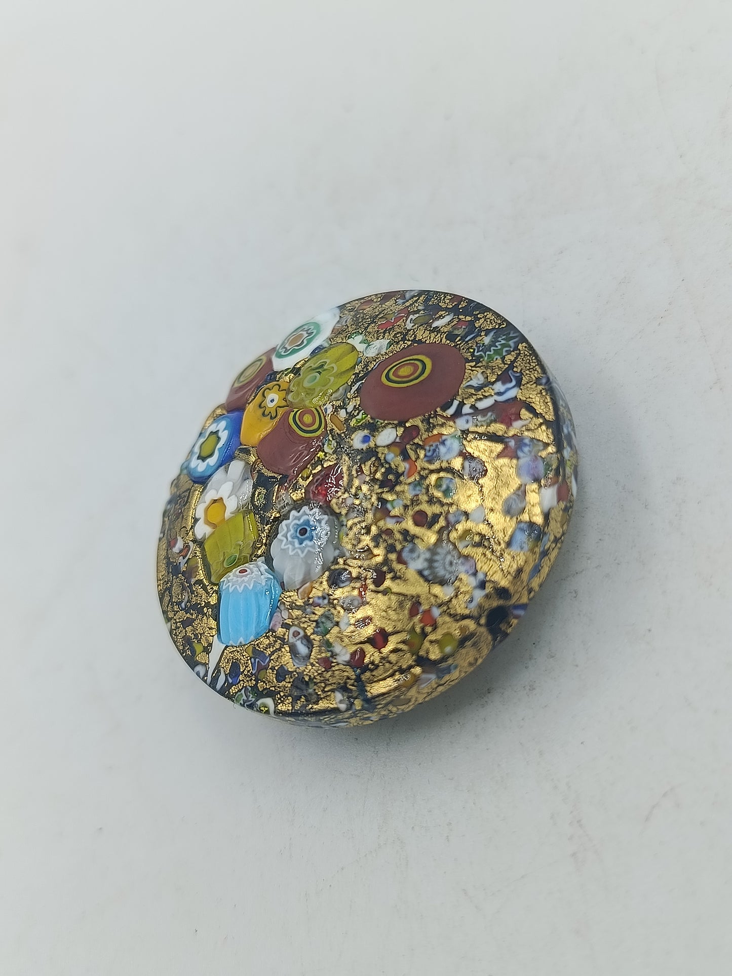 Runder Glas Anhänger mit farbenfrohem Mosaikmuster und edler Goldoptik