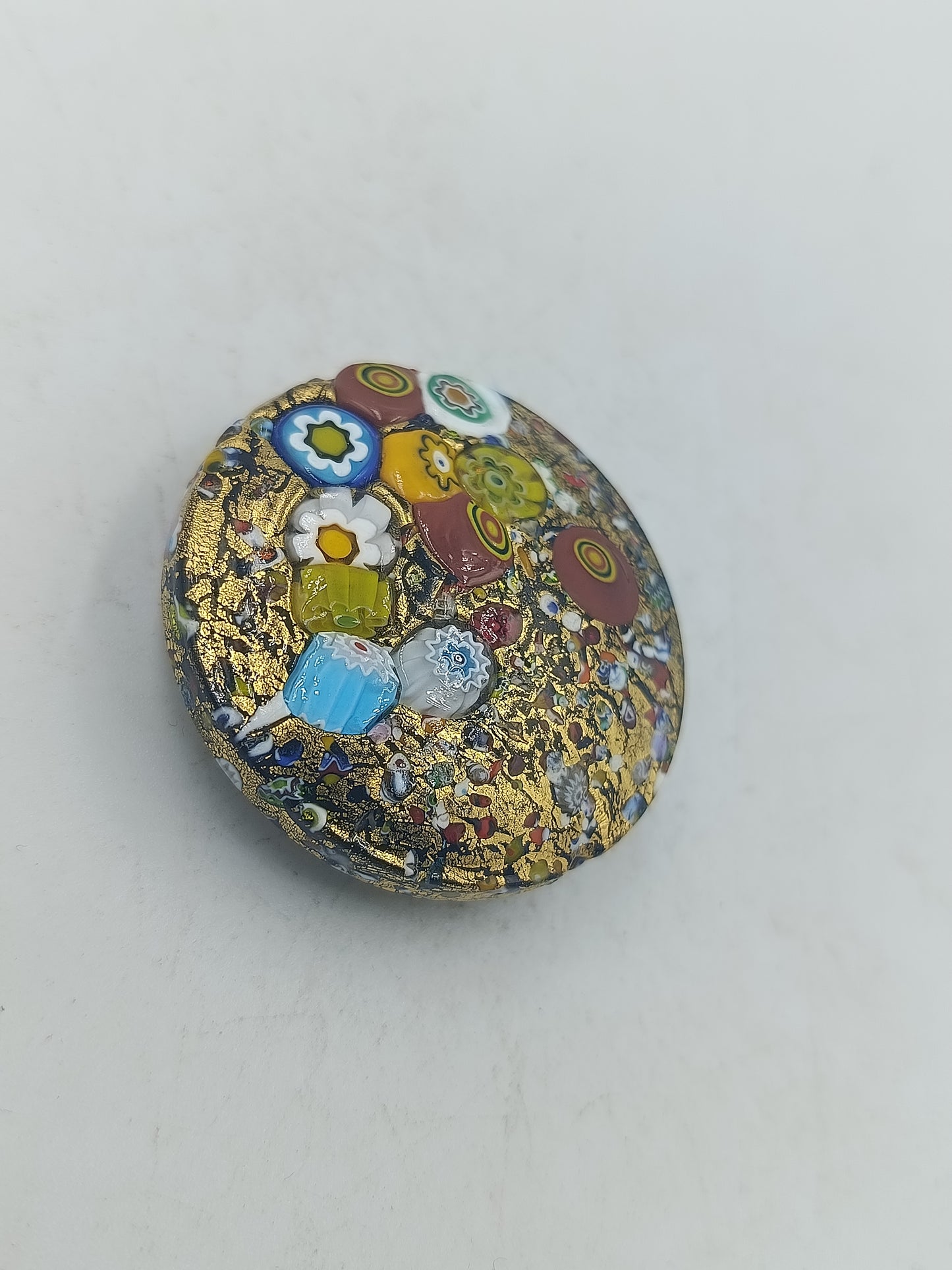 Runder Glas Anhänger mit farbenfrohem Mosaikmuster und edler Goldoptik