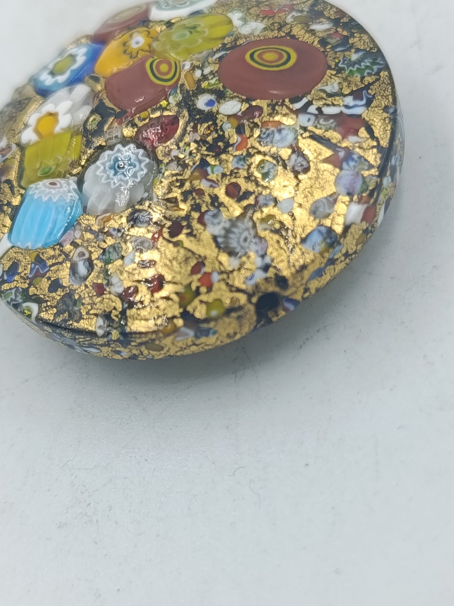 Runder Glas Anhänger mit farbenfrohem Mosaikmuster und edler Goldoptik