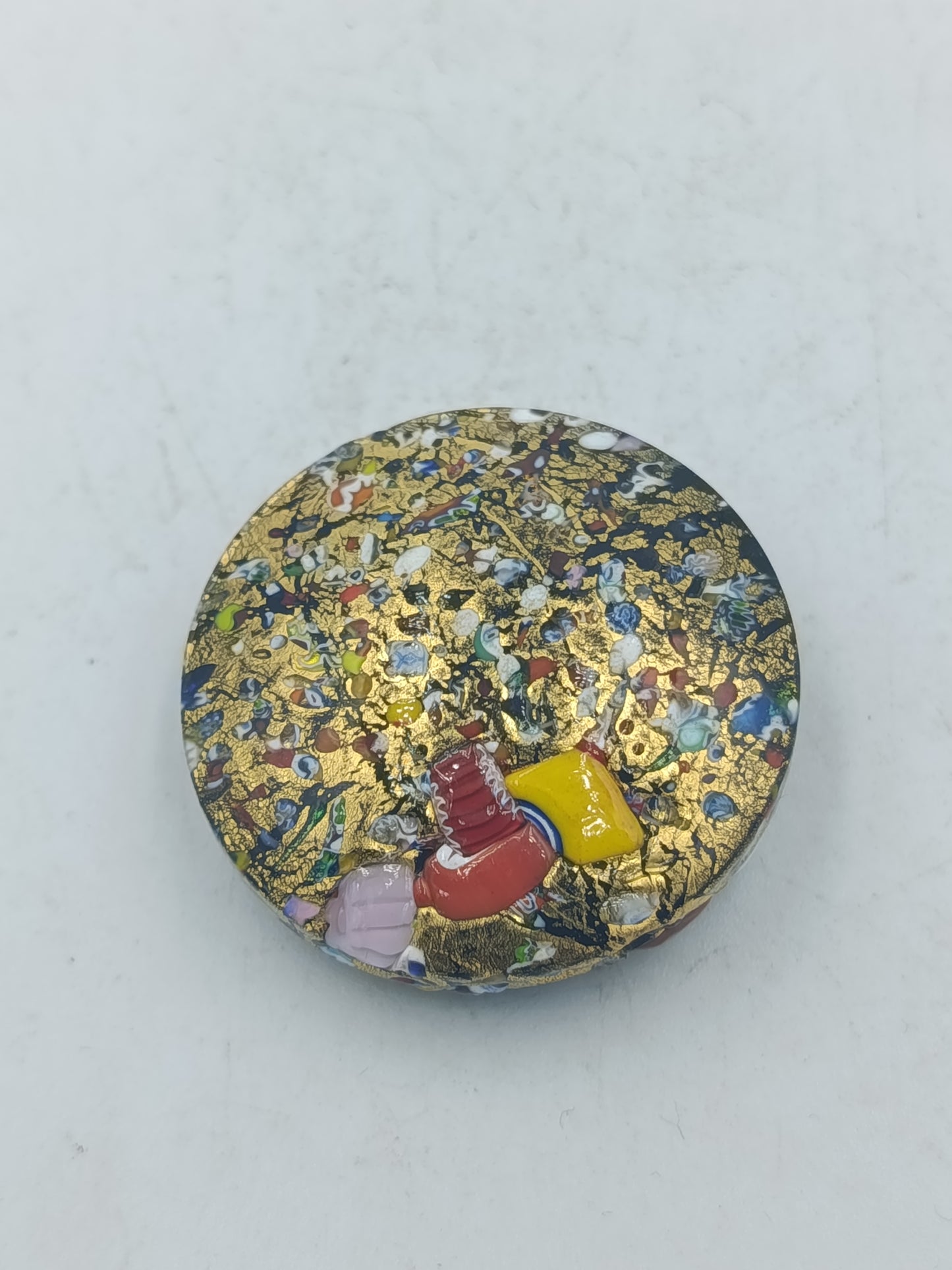 Runder Glas Anhänger mit farbenfrohem Mosaikmuster und edler Goldoptik