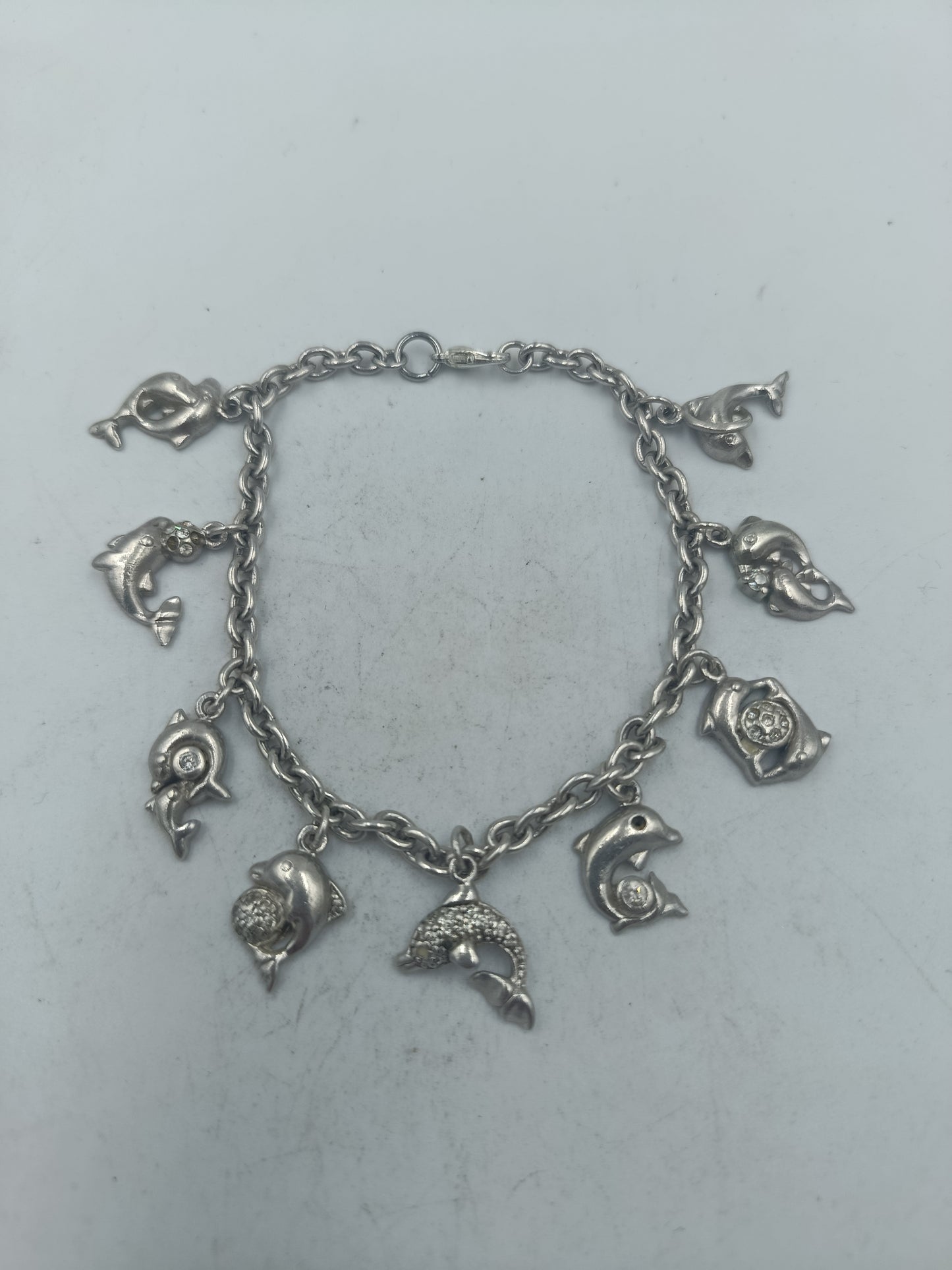 Silbernes Charm Armband aus 925 Silber mit Delfin Motiven und verspieltem Design