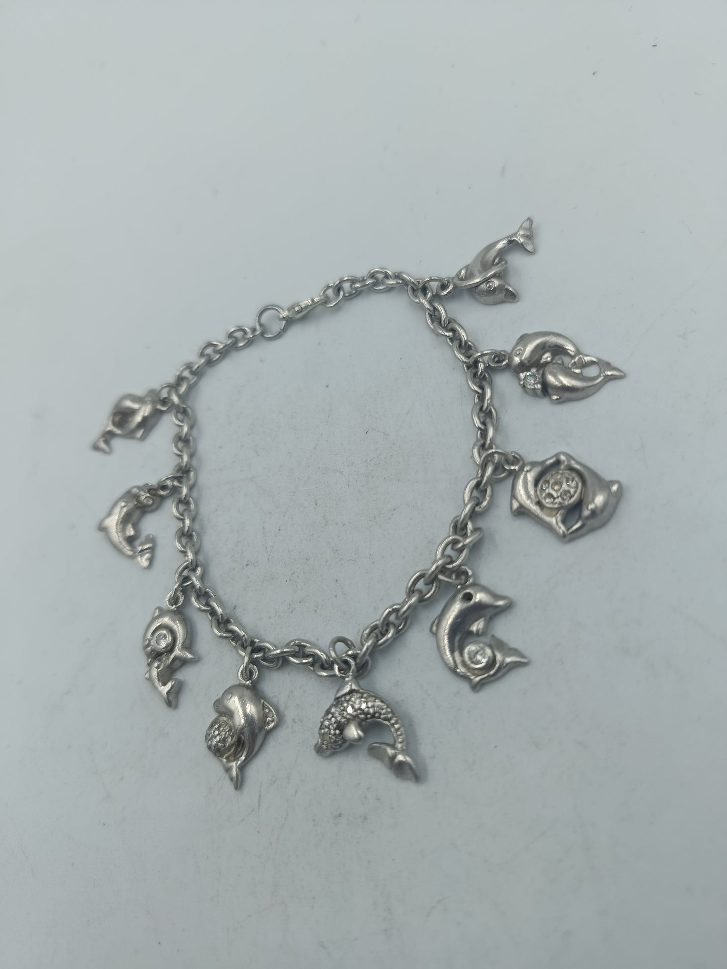 Silbernes Charm Armband aus 925 Silber mit Delfin Motiven und verspieltem Design