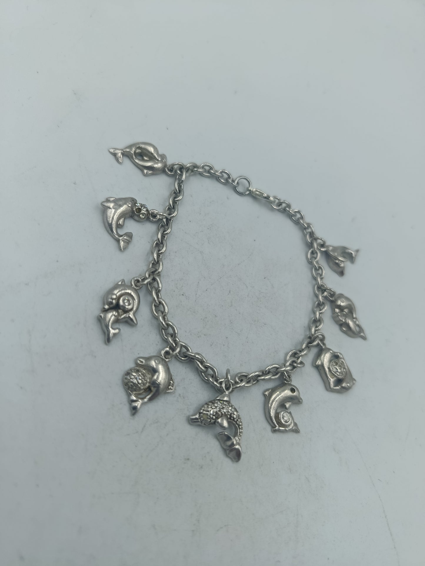 Silbernes Charm Armband aus 925 Silber mit Delfin Motiven und verspieltem Design