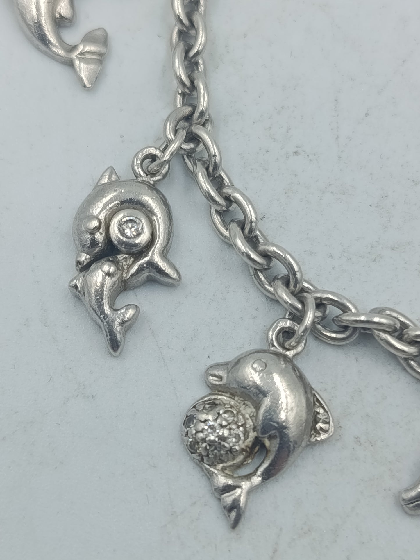 Silbernes Charm Armband aus 925 Silber mit Delfin Motiven und verspieltem Design