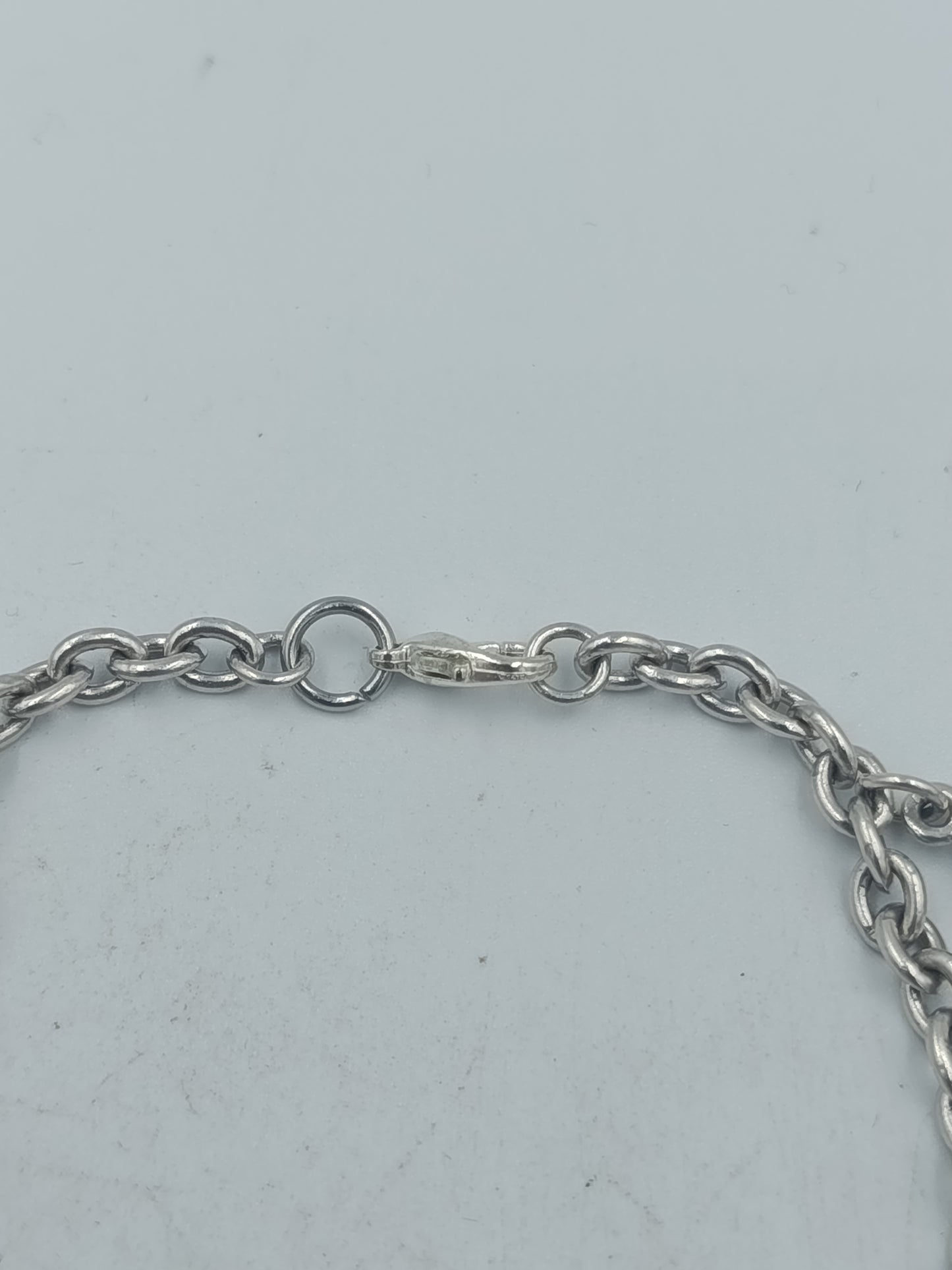 Silbernes Charm Armband aus 925 Silber mit Delfin Motiven und verspieltem Design