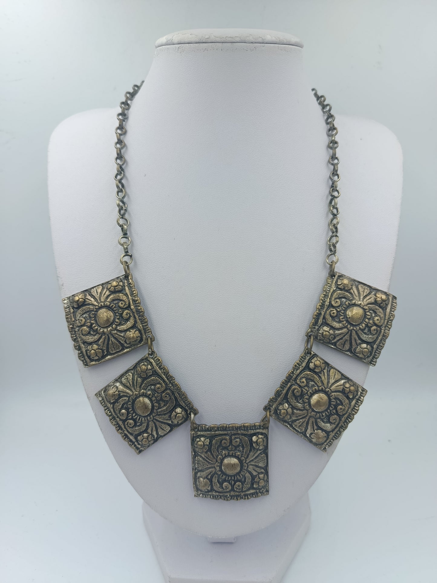 Massive Statement Halskette mit dekorativen quadratischen Elementen im Vintage Stil