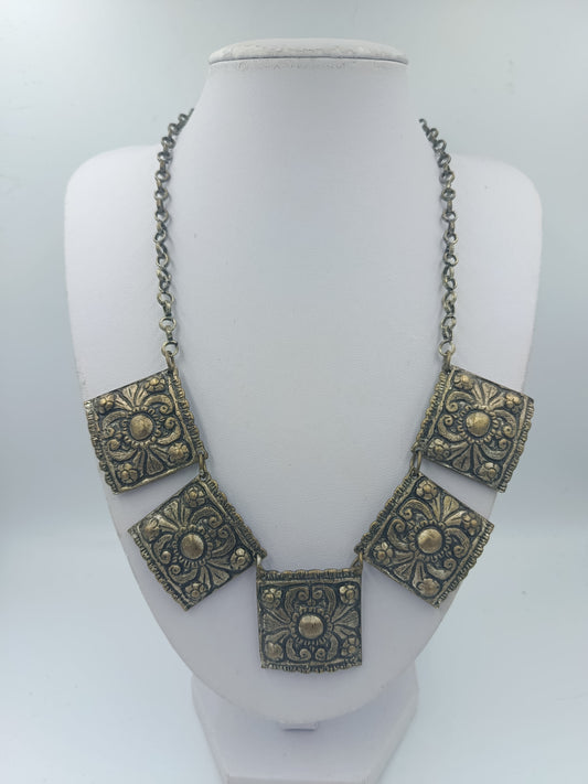 Massive Statement Halskette mit dekorativen quadratischen Elementen im Vintage Stil