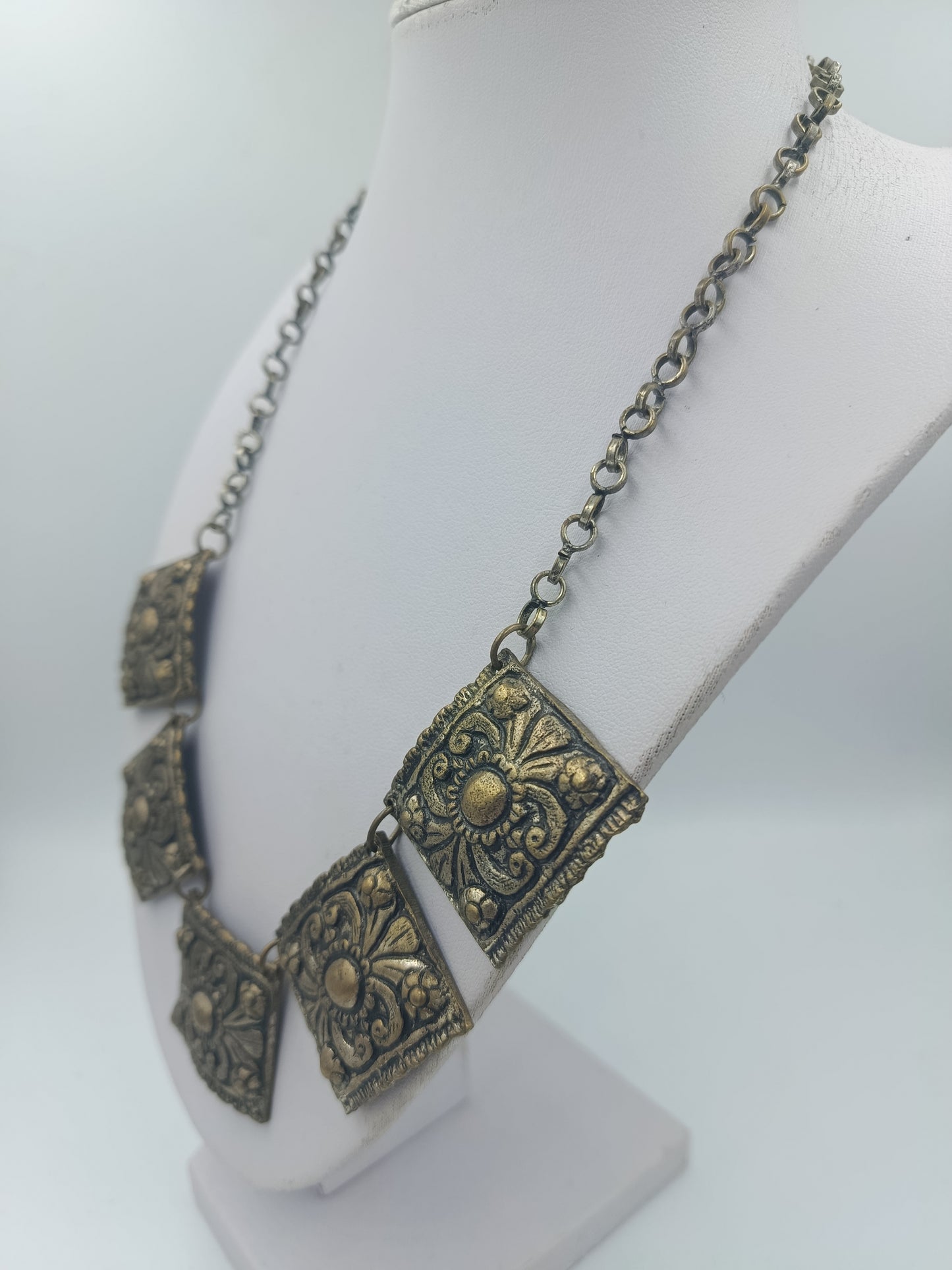 Massive Statement Halskette mit dekorativen quadratischen Elementen im Vintage Stil