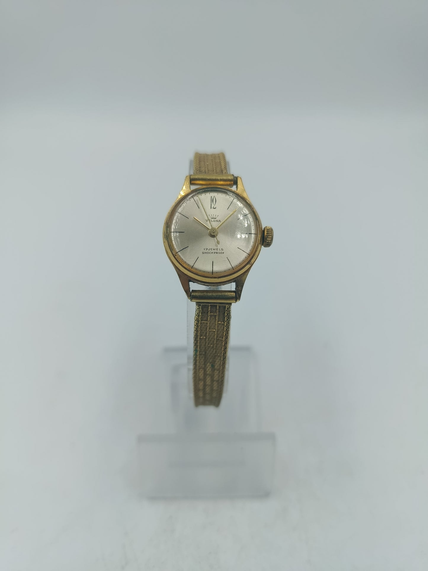 Goldene Armbanduhr mit hellem Zifferblatt und feinem Metallarmband edel