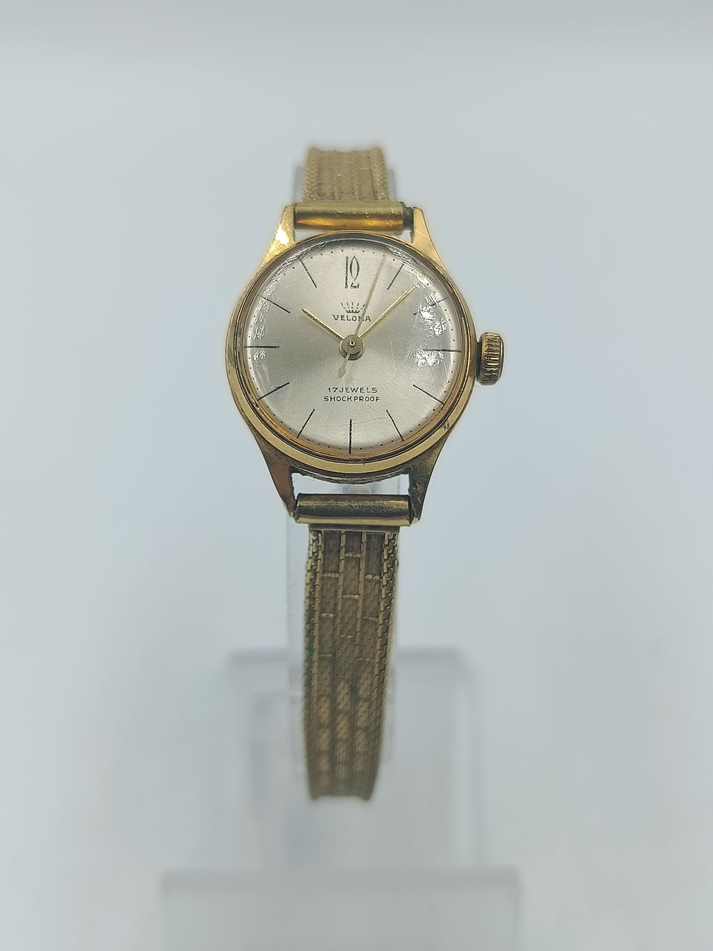 Goldene Armbanduhr mit hellem Zifferblatt und feinem Metallarmband edel