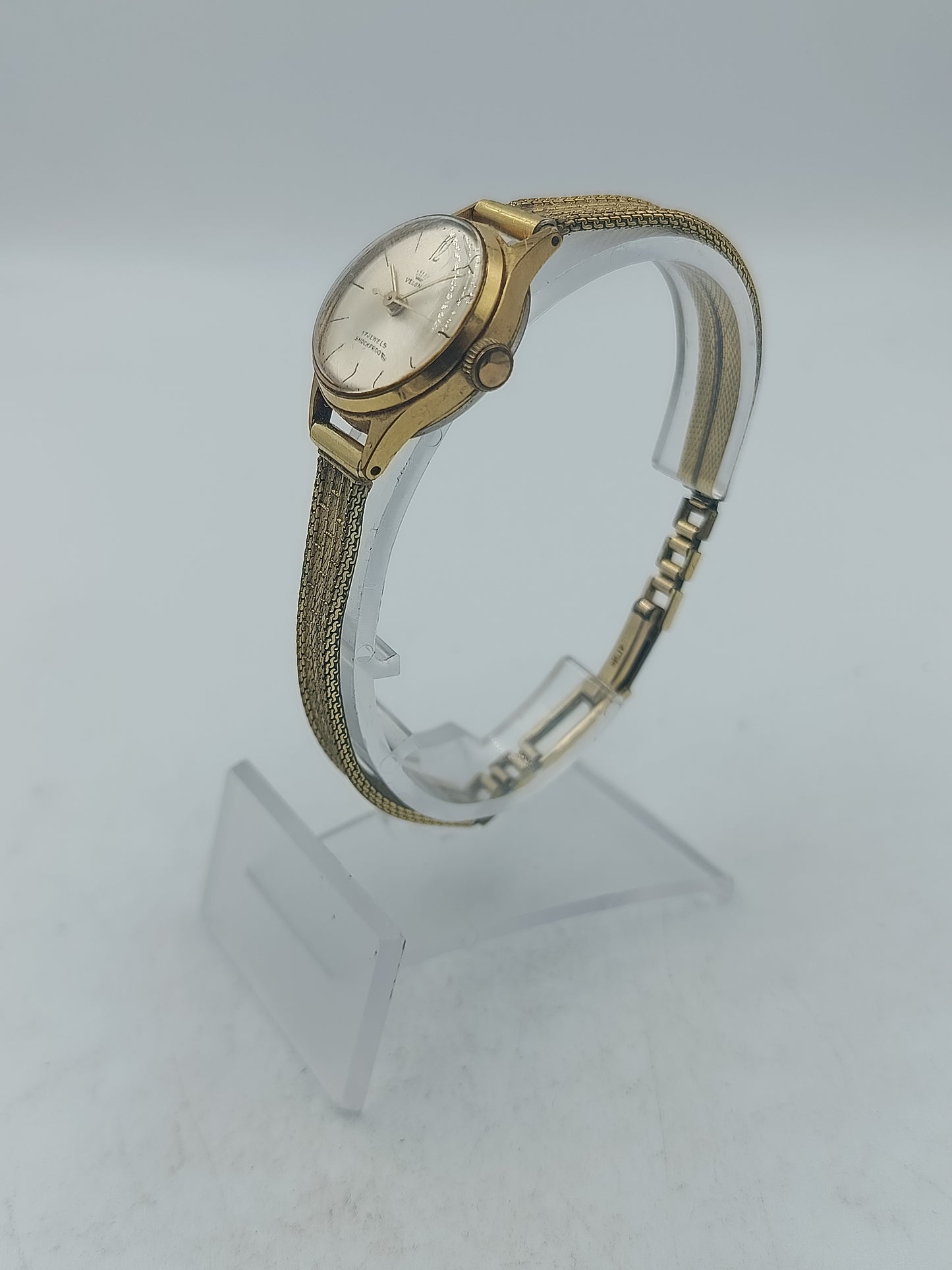 Goldene Armbanduhr mit hellem Zifferblatt und feinem Metallarmband edel