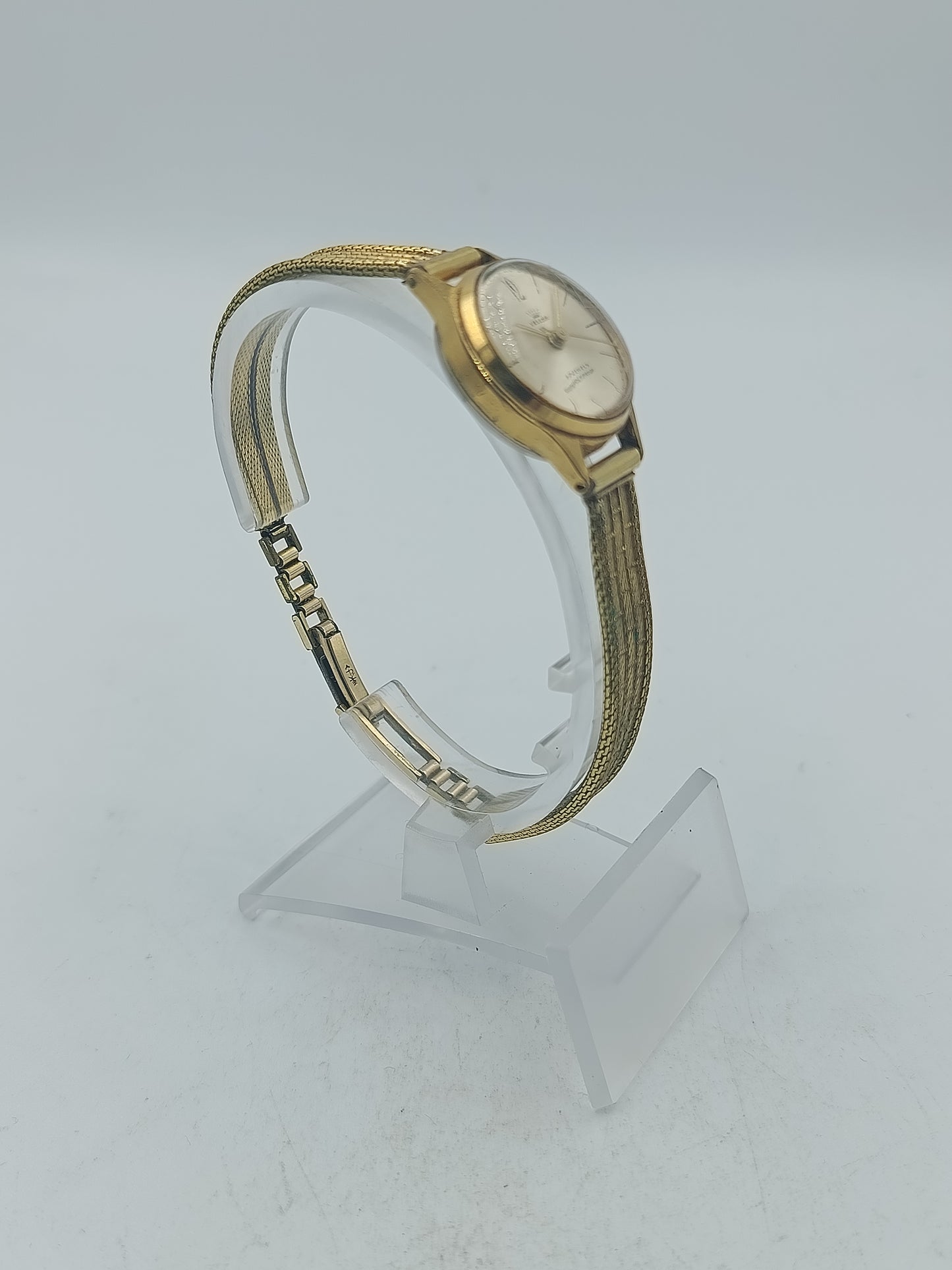 Goldene Armbanduhr mit hellem Zifferblatt und feinem Metallarmband edel