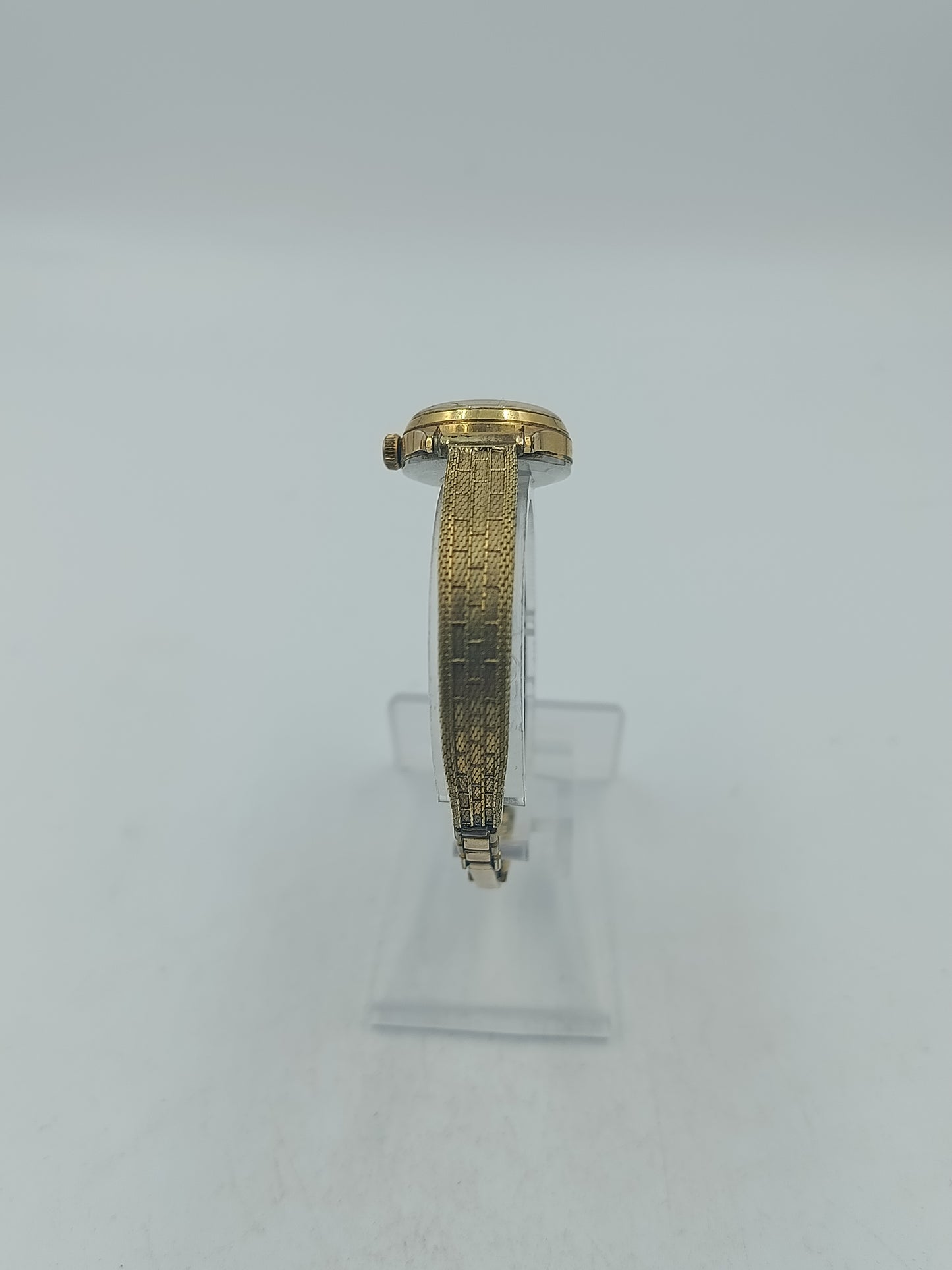 Goldene Armbanduhr mit hellem Zifferblatt und feinem Metallarmband edel