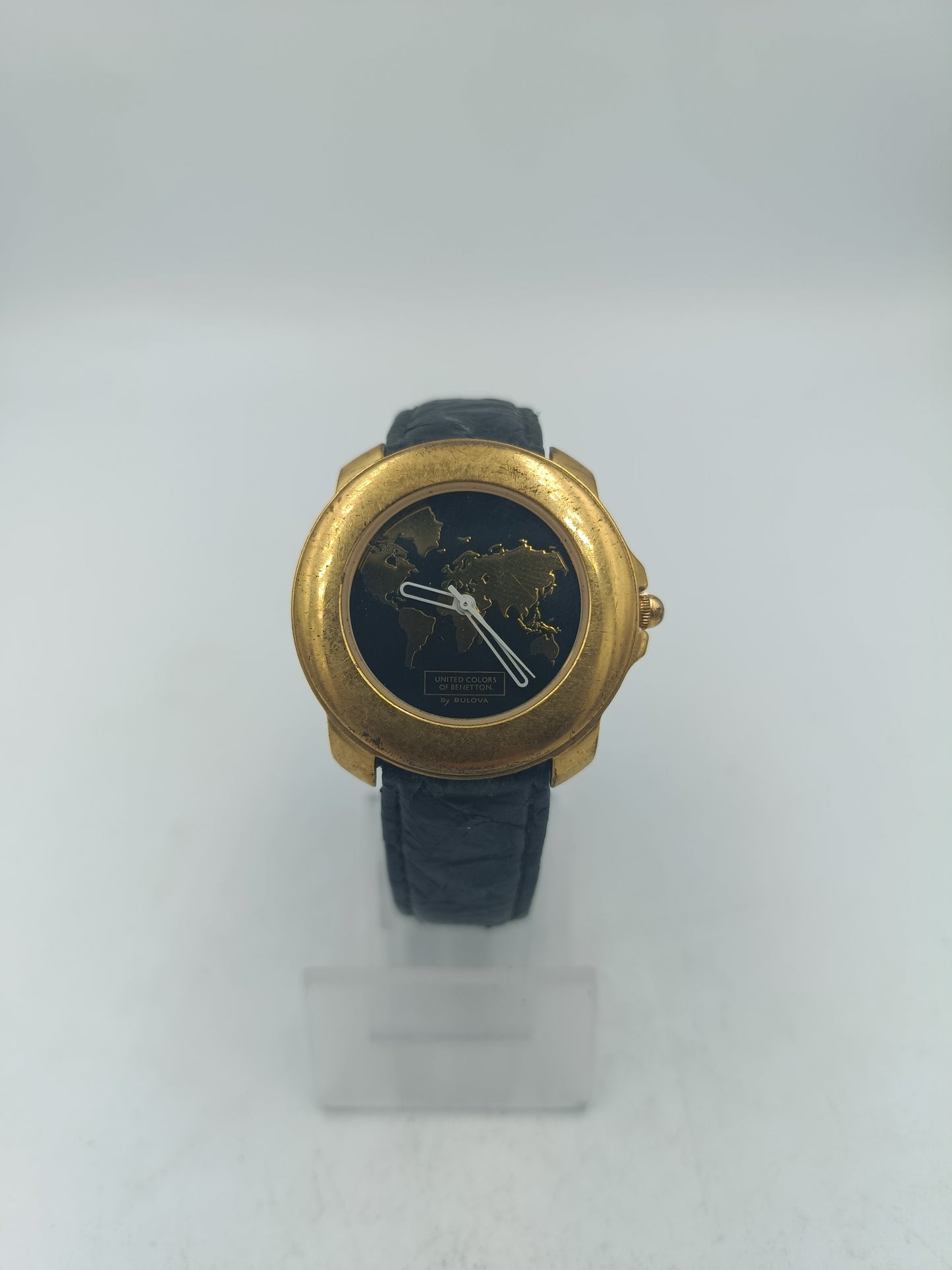 Goldfarbene Benetton Armbanduhr mit Weltkarte Zifferblatt Lederarmband