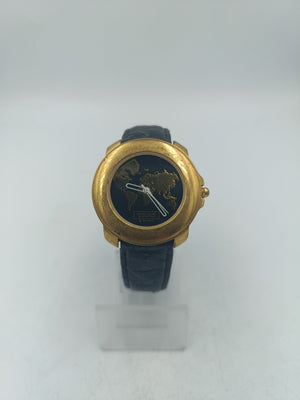 Goldfarbene Benetton Armbanduhr mit Weltkarte Zifferblatt Lederarmband