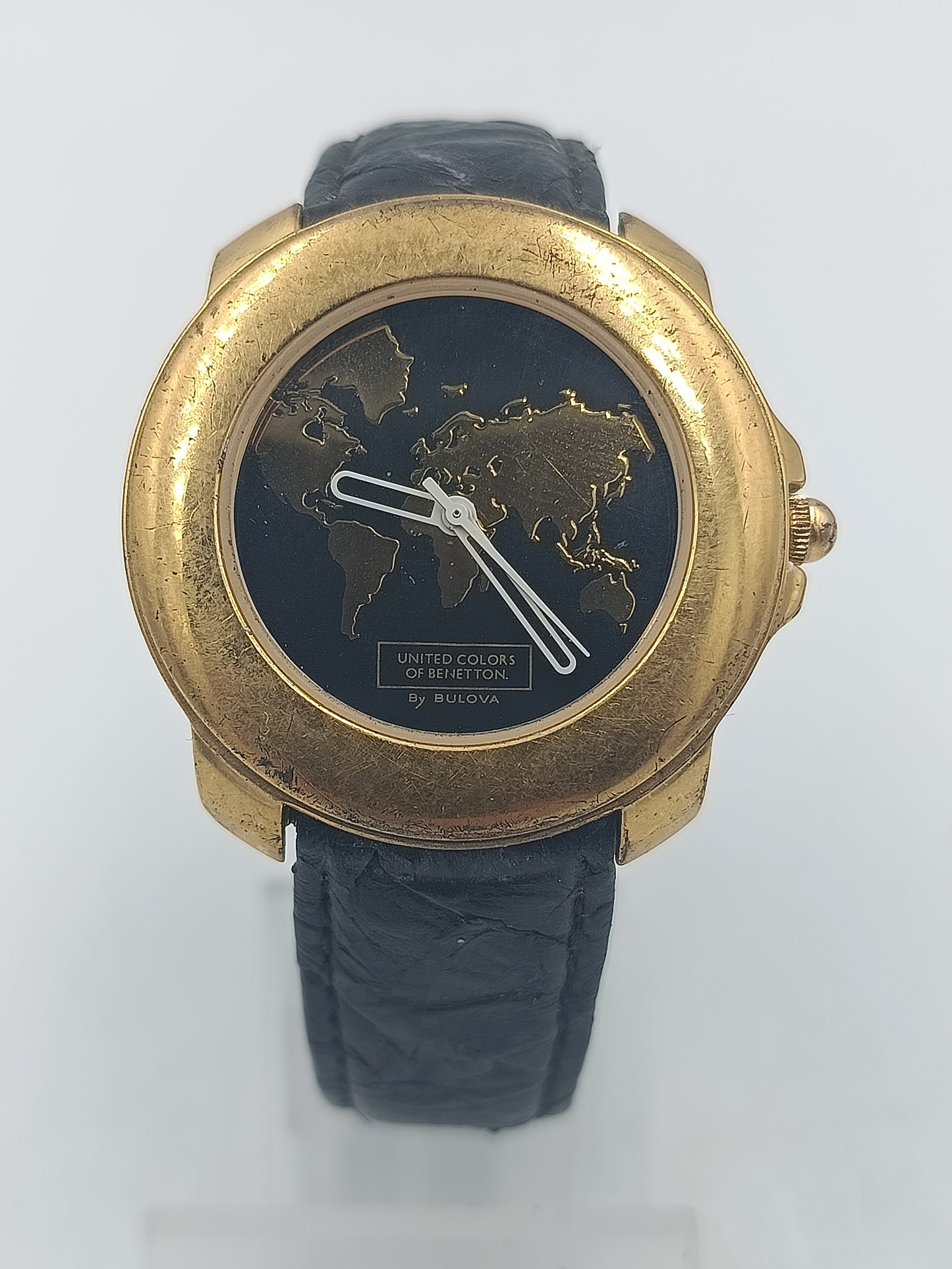 Goldfarbene Benetton Armbanduhr mit Weltkarte Zifferblatt Lederarmband