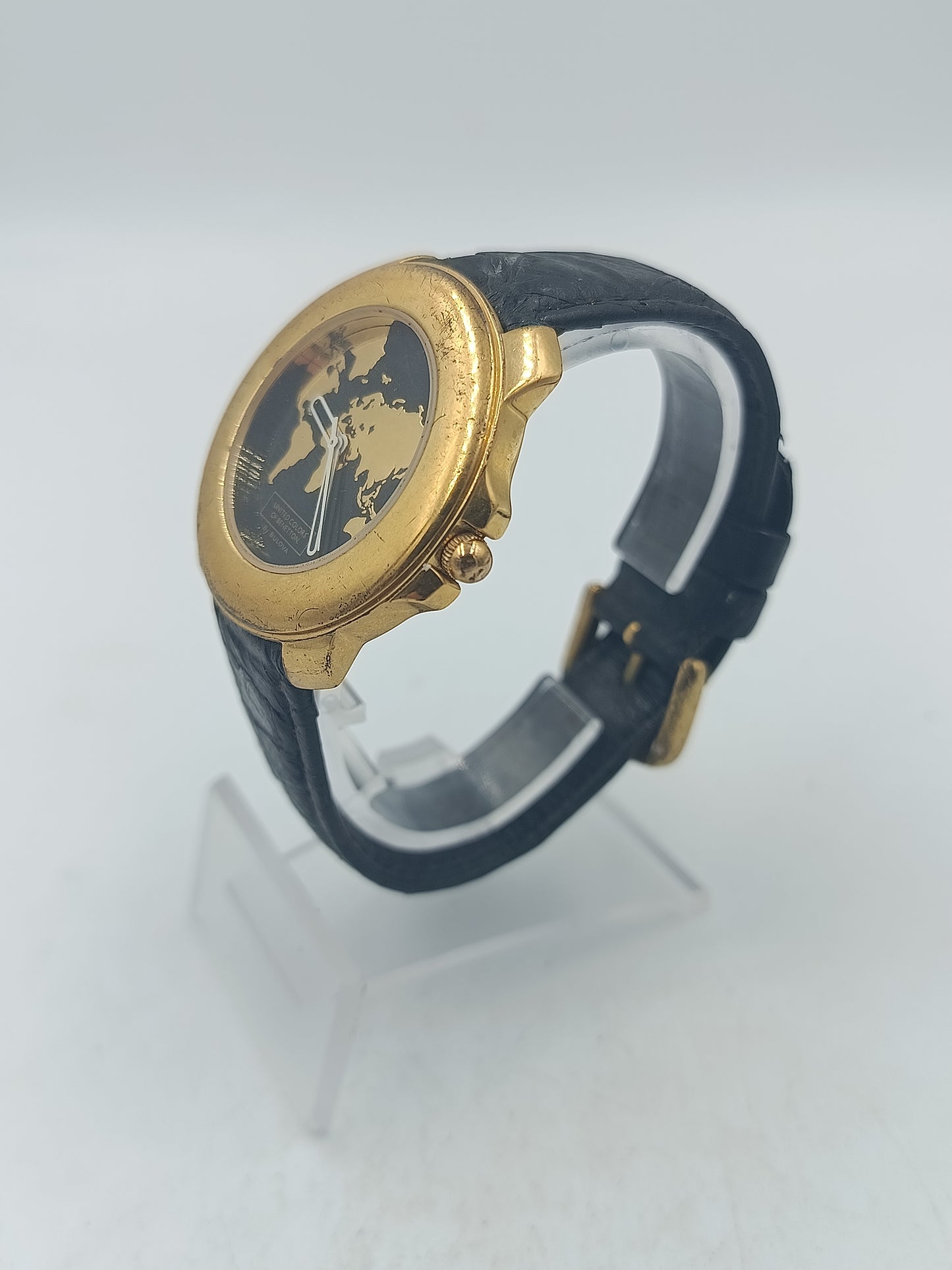 Goldfarbene Benetton Armbanduhr mit Weltkarte Zifferblatt Lederarmband