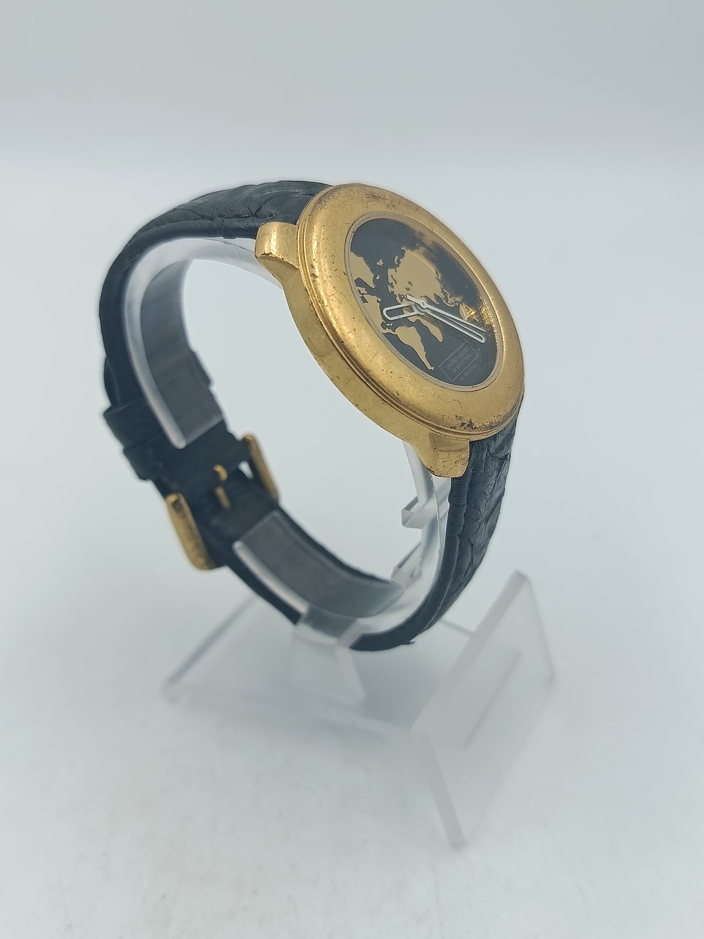 Goldfarbene Benetton Armbanduhr mit Weltkarte Zifferblatt Lederarmband