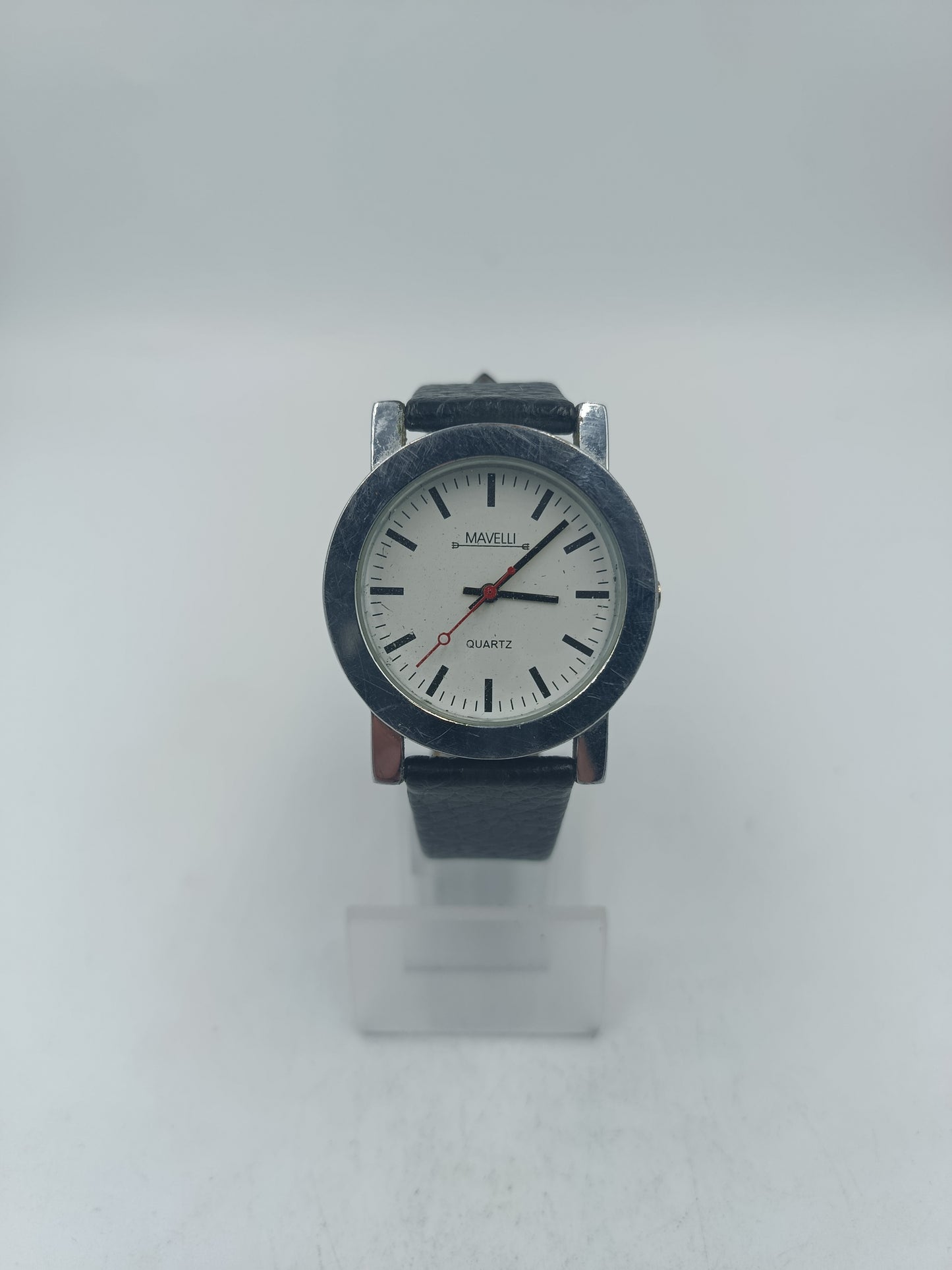 Runde Armbanduhr mit schwarzem Lederarmband und klarem Zifferblatt Pur