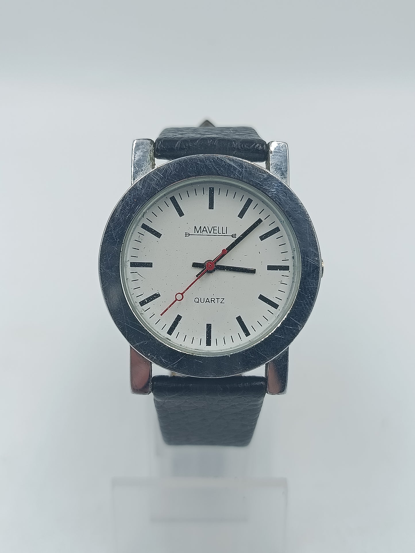 Runde Armbanduhr mit schwarzem Lederarmband und klarem Zifferblatt Pur