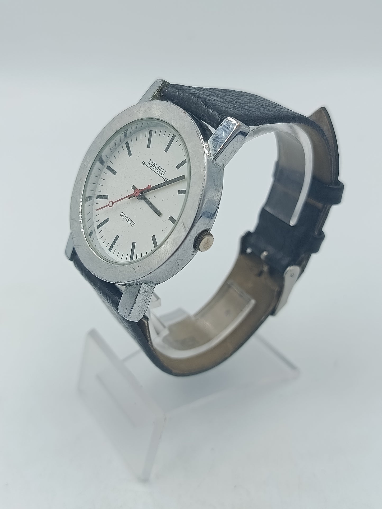 Runde Armbanduhr mit schwarzem Lederarmband und klarem Zifferblatt Pur