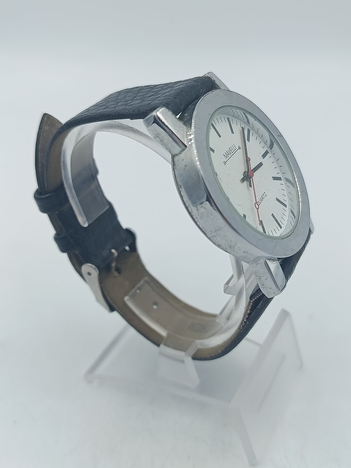 Runde Armbanduhr mit schwarzem Lederarmband und klarem Zifferblatt Pur