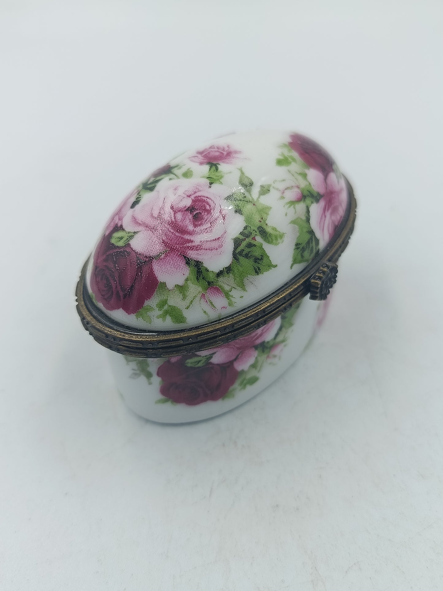 Ovale Porzellandose mit Rosenmotiv und Metallrand dekorative Schmuckdose