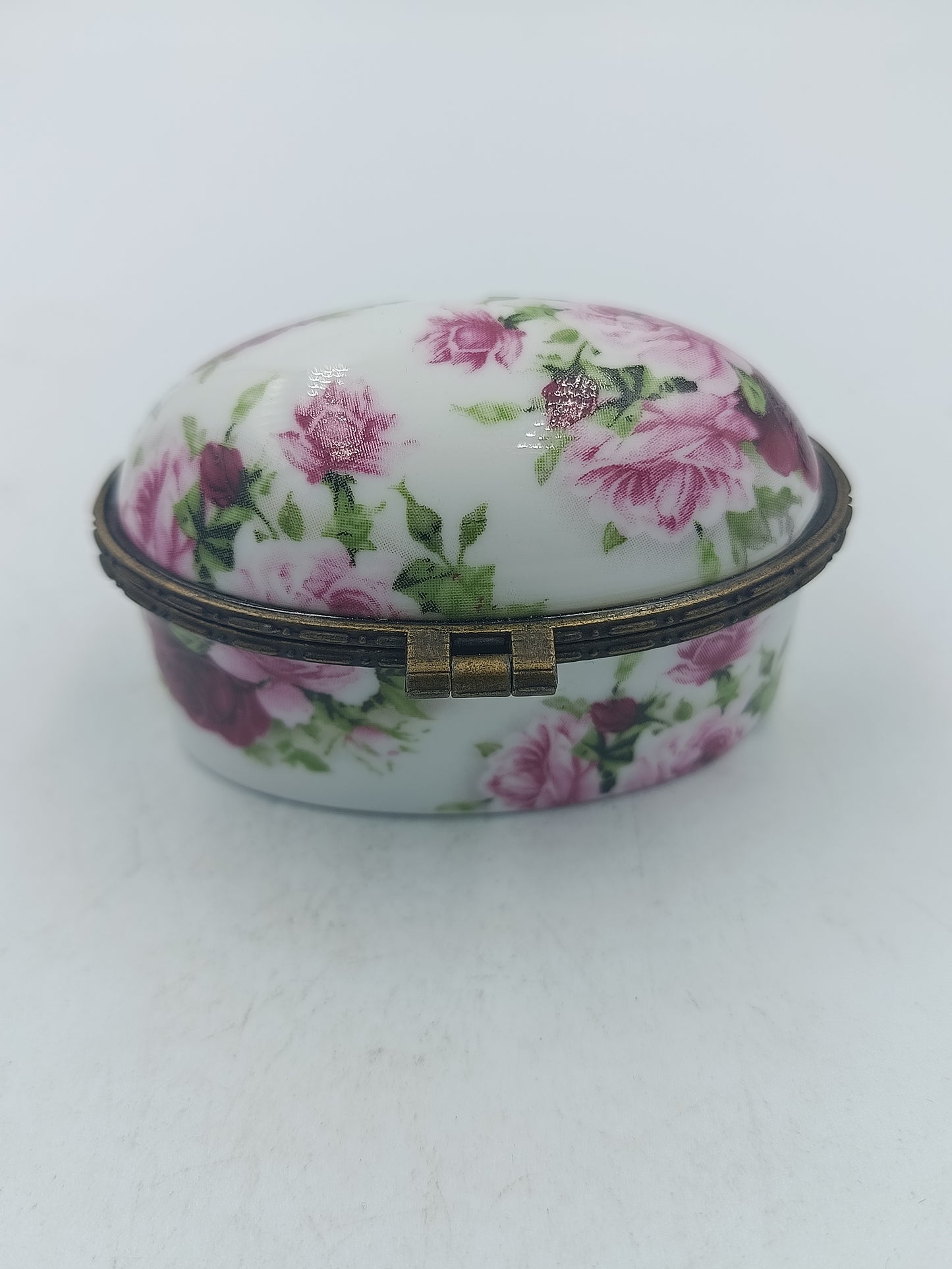 Ovale Porzellandose mit Rosenmotiv und Metallrand dekorative Schmuckdose