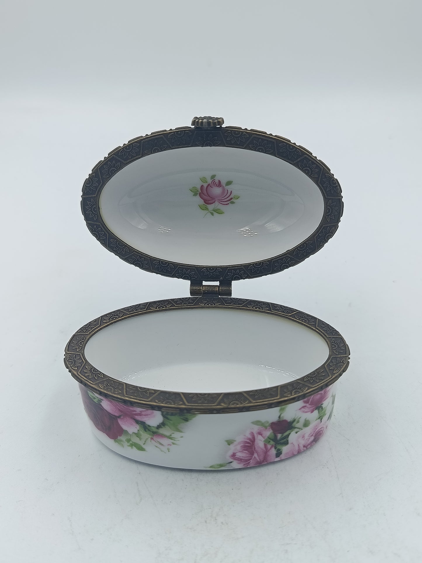 Ovale Porzellandose mit Rosenmotiv und Metallrand dekorative Schmuckdose