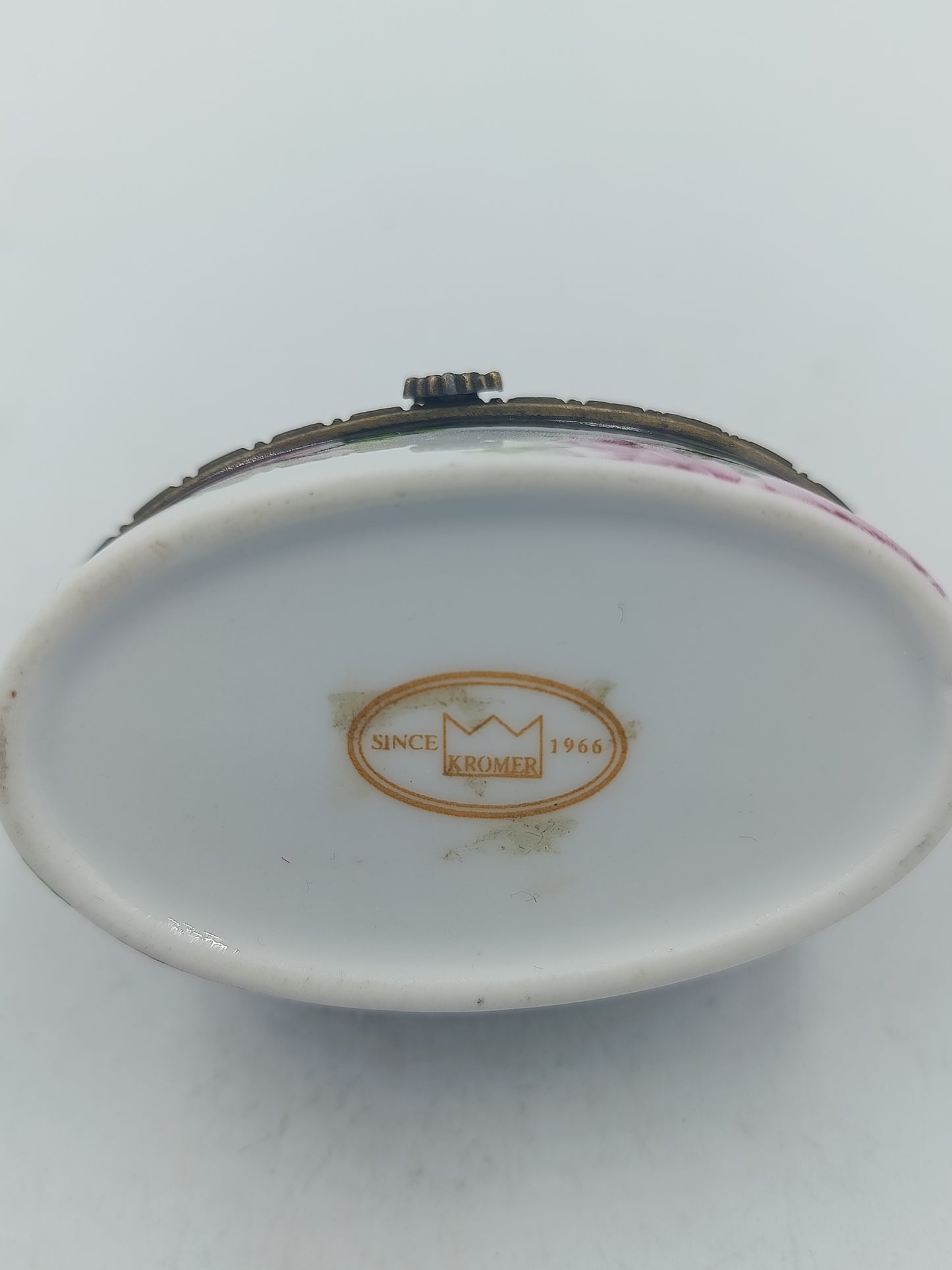 Ovale Porzellandose mit Rosenmotiv und Metallrand dekorative Schmuckdose