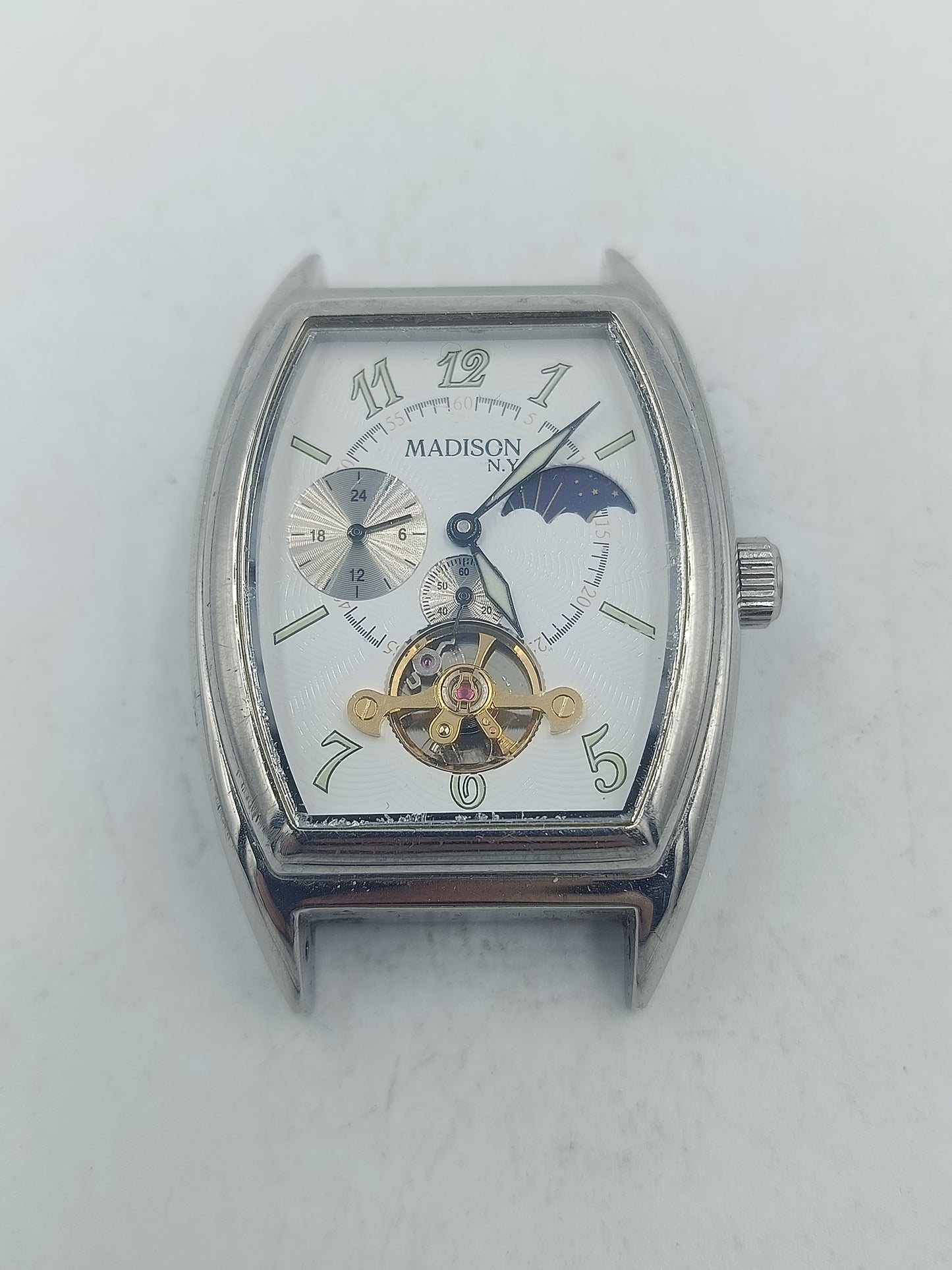 Analoge Armbanduhr Madison mit rechteckigem Metallgehäuse und Skelett Design