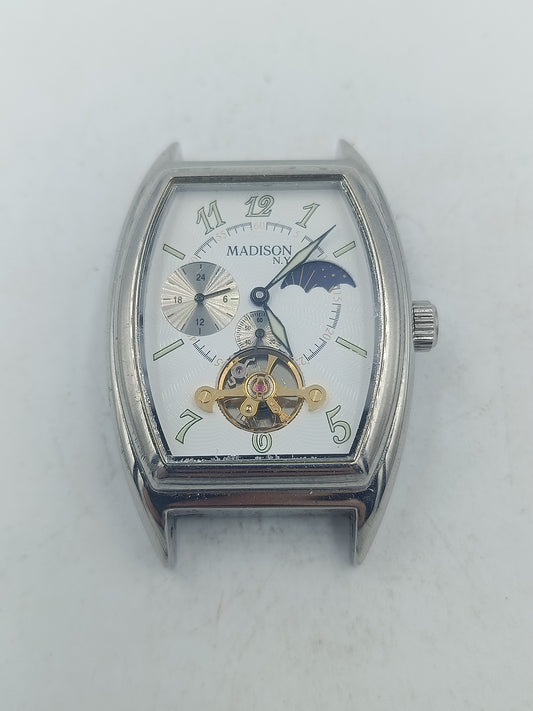 Analoge Armbanduhr Madison mit rechteckigem Metallgehäuse und Skelett Design