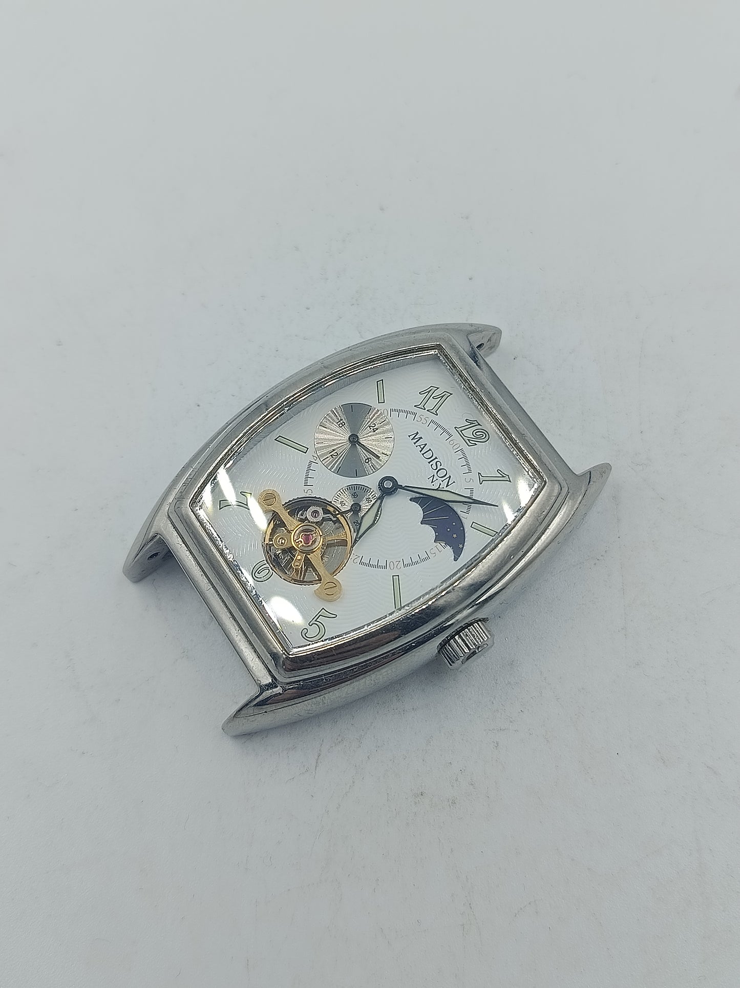 Analoge Armbanduhr Madison mit rechteckigem Metallgehäuse und Skelett Design