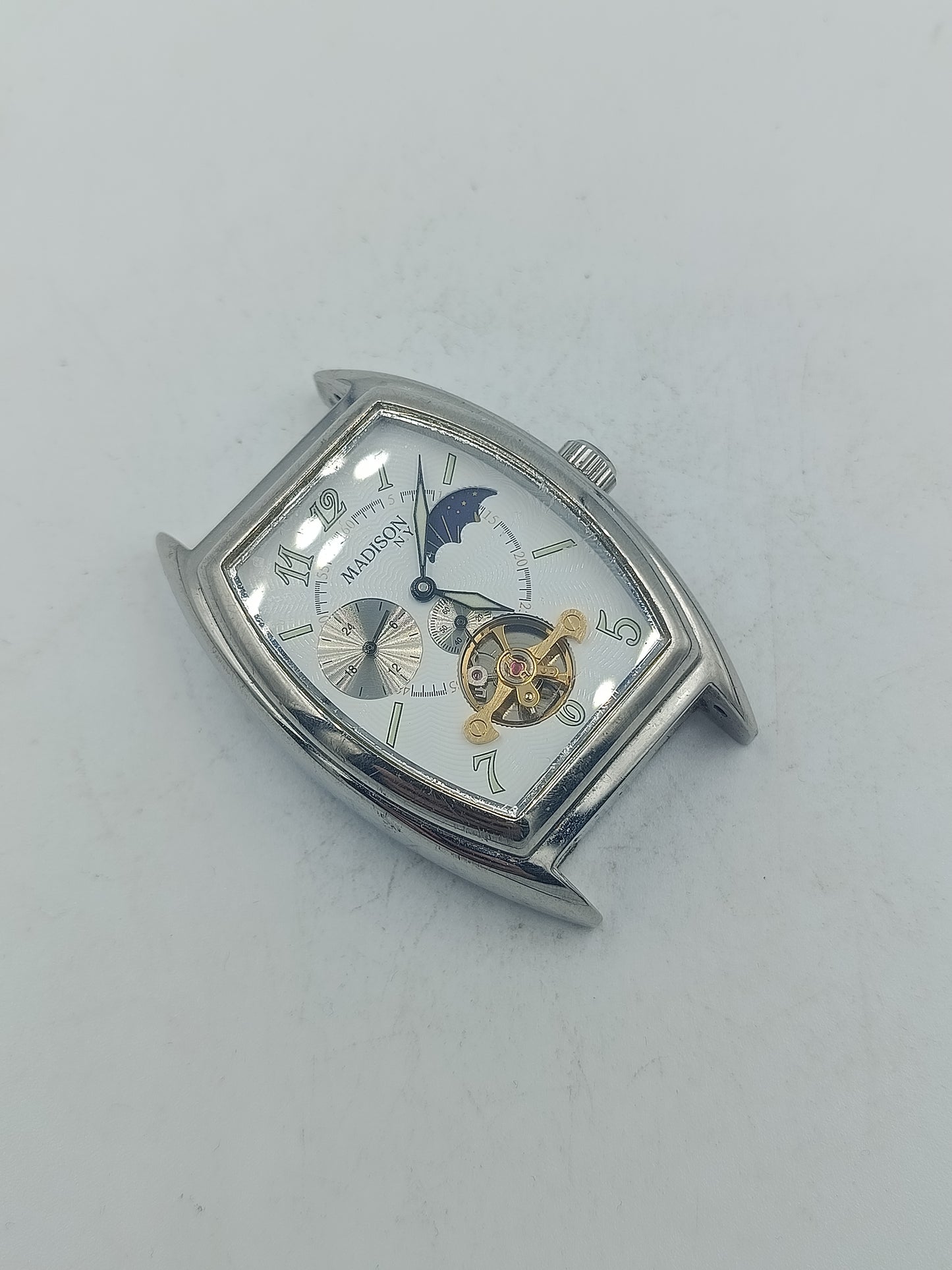 Analoge Armbanduhr Madison mit rechteckigem Metallgehäuse und Skelett Design