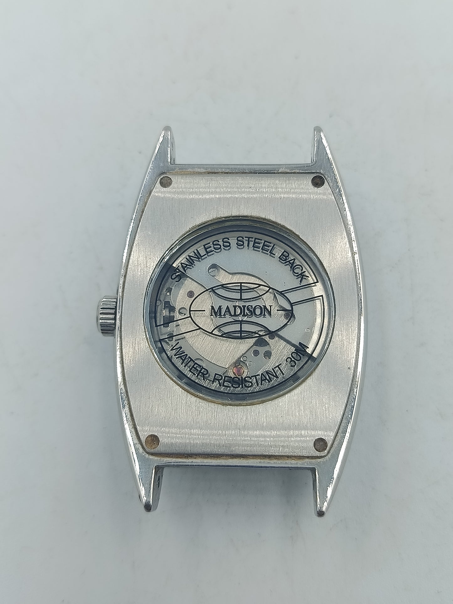 Analoge Armbanduhr Madison mit rechteckigem Metallgehäuse und Skelett Design