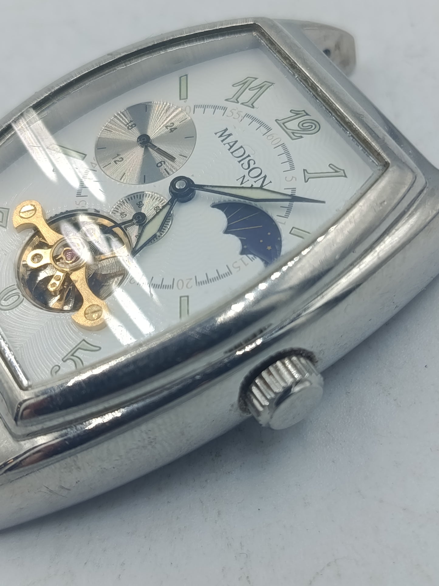 Analoge Armbanduhr Madison mit rechteckigem Metallgehäuse und Skelett Design