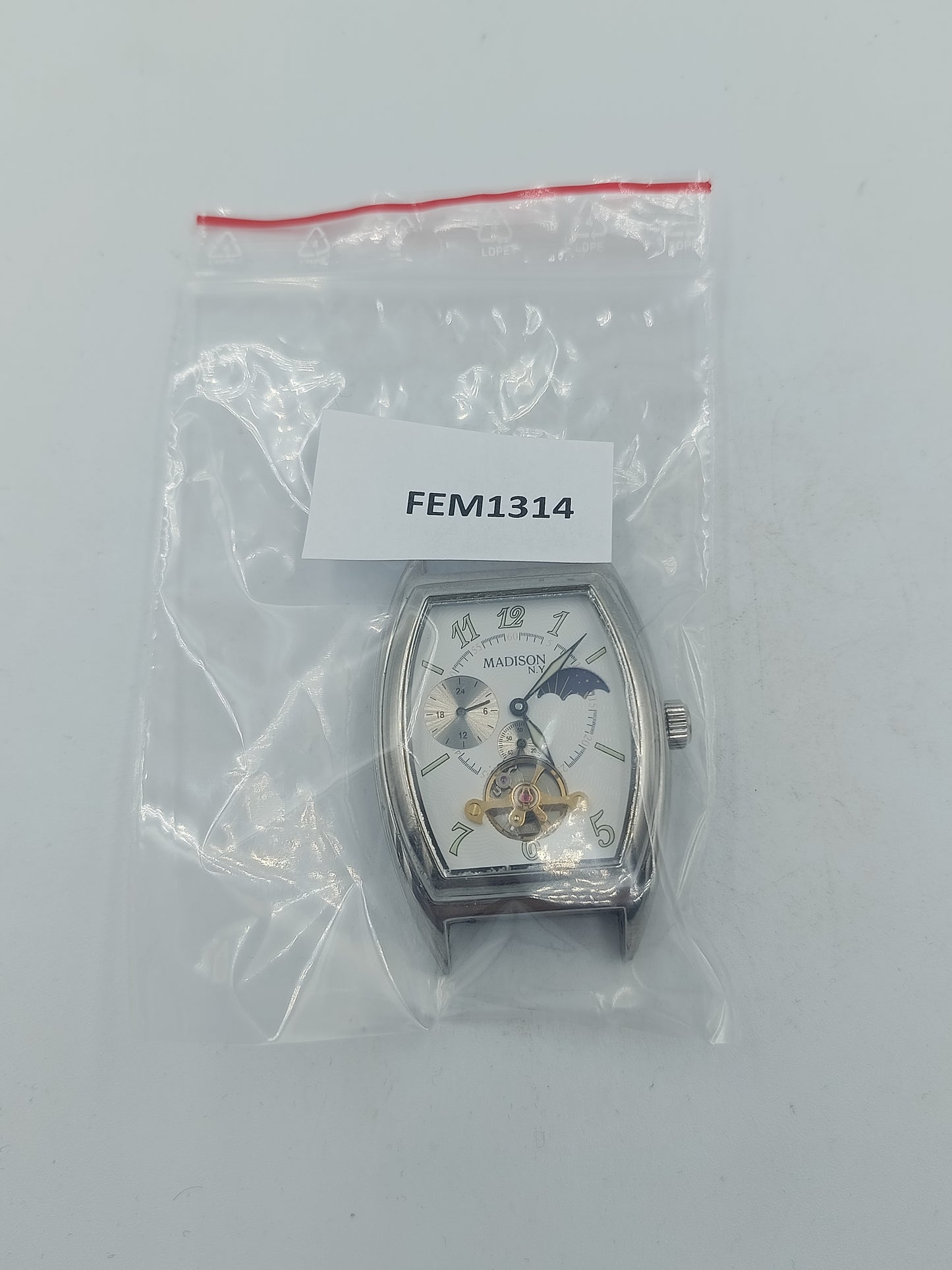 Analoge Armbanduhr Madison mit rechteckigem Metallgehäuse und Skelett Design