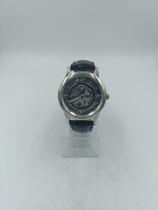 Runde Armbanduhr mit schwarzem Lederband und kunstvollem Motiv Elegant