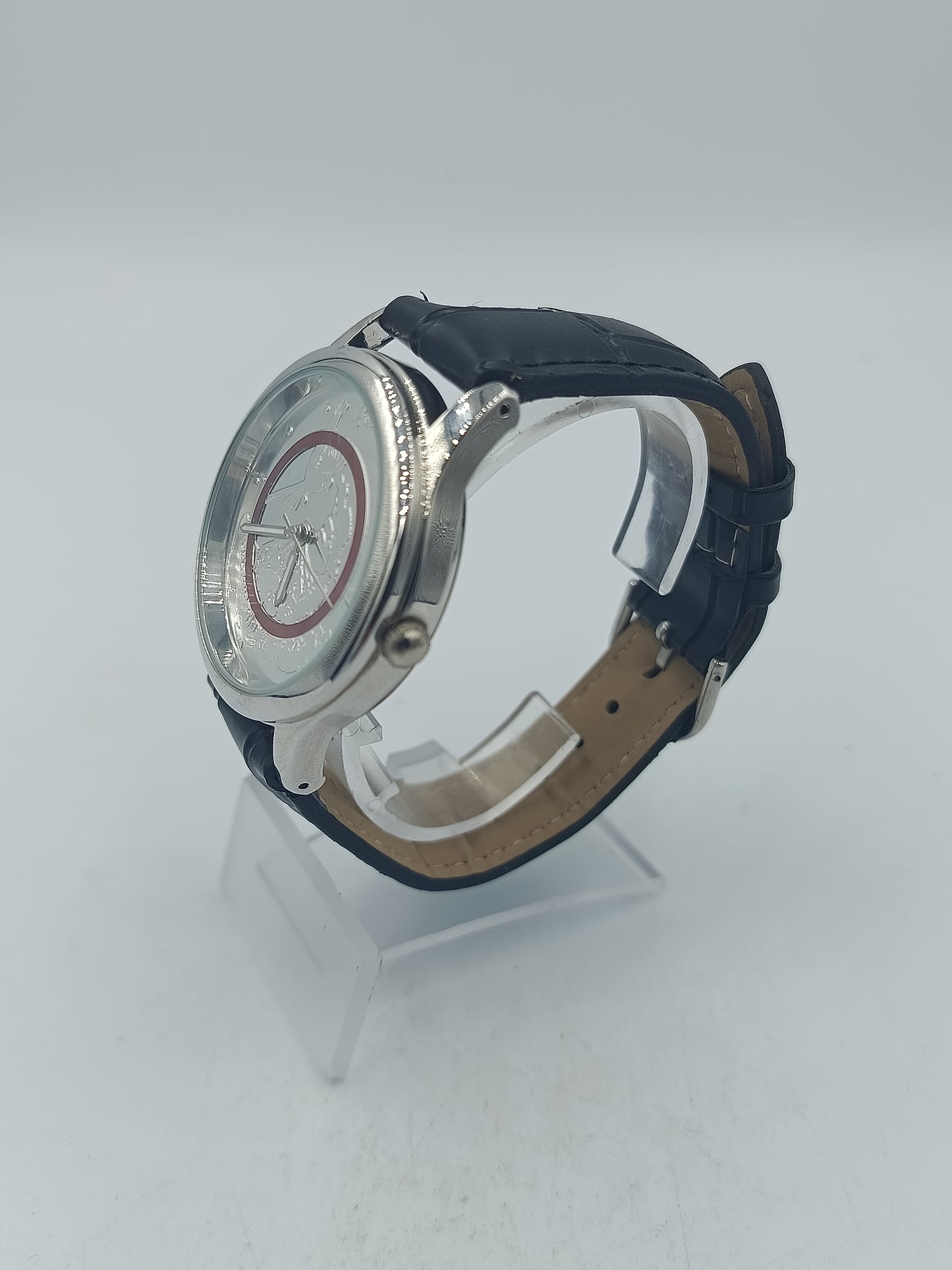 Runde Armbanduhr mit schwarzem Lederband und kunstvollem Motiv Elegant