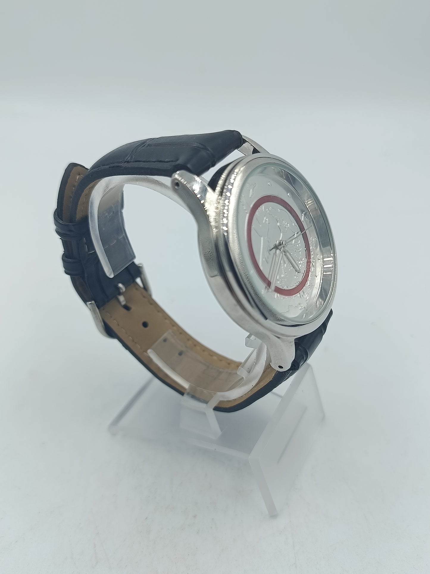 Runde Armbanduhr mit schwarzem Lederband und kunstvollem Motiv Elegant