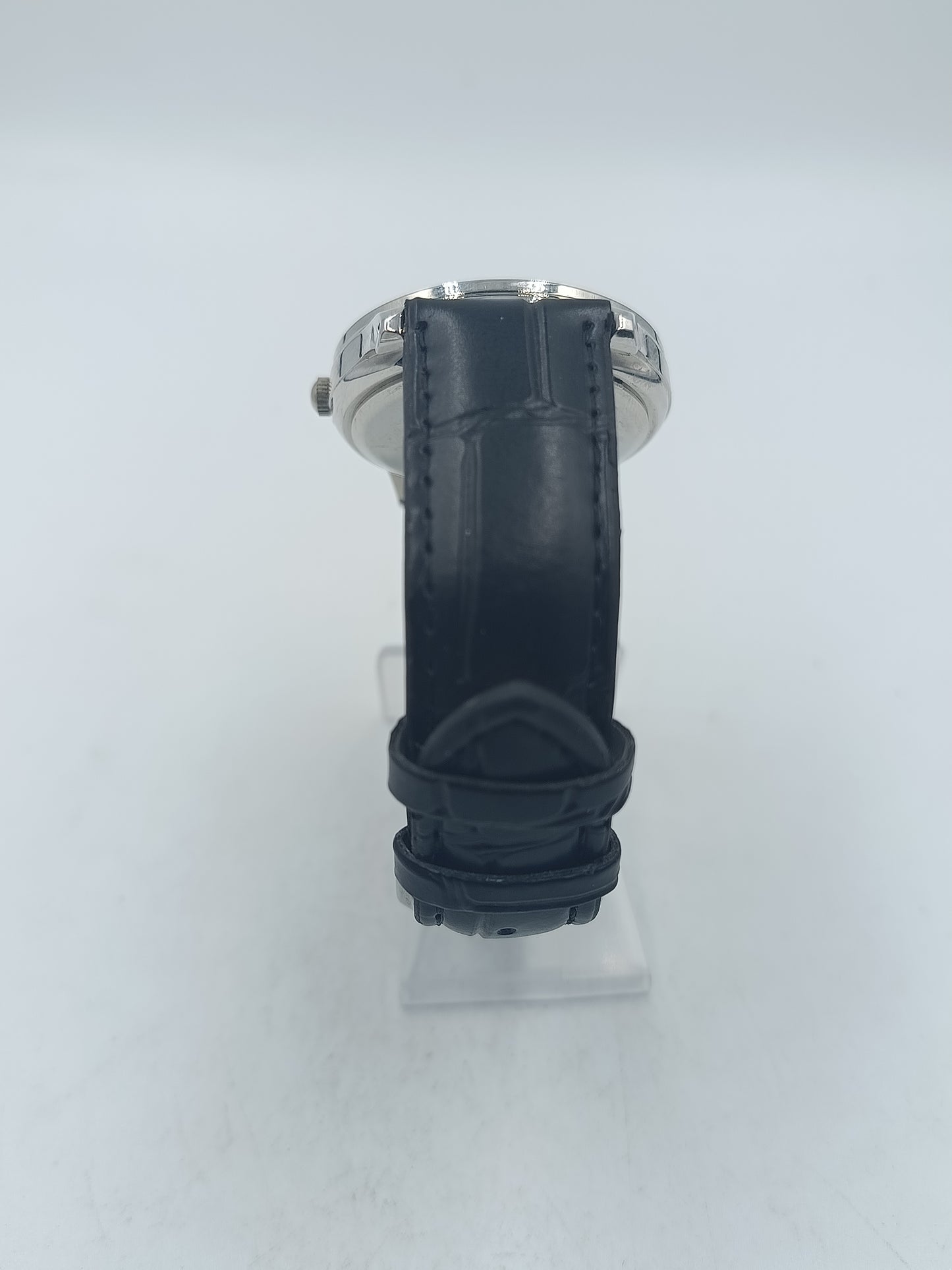 Runde Armbanduhr mit schwarzem Lederband und kunstvollem Motiv Elegant