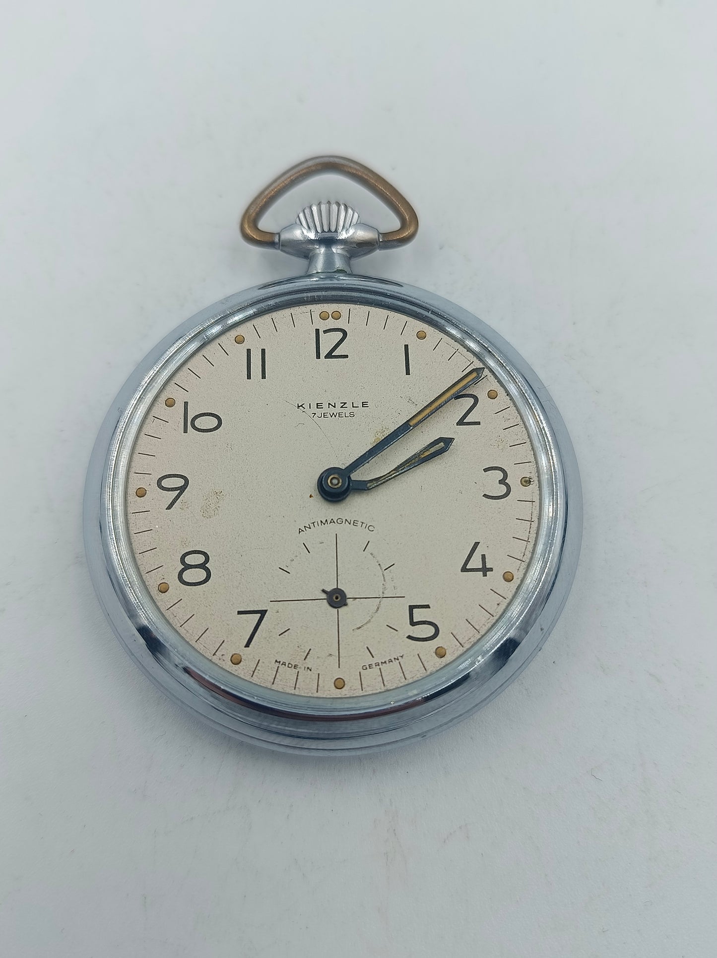 Runde mechanische Taschenuhr in Silberoptik mit klassischem Zifferblatt