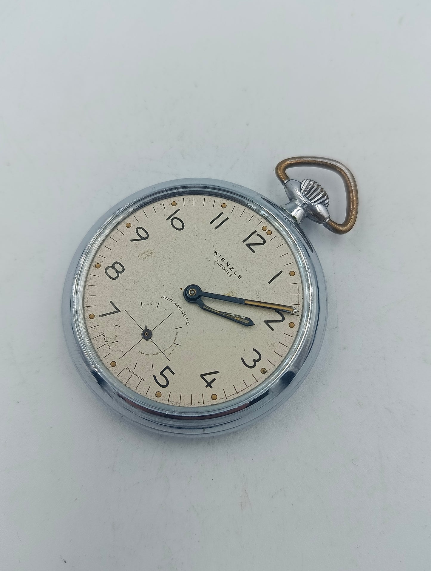 Runde mechanische Taschenuhr in Silberoptik mit klassischem Zifferblatt