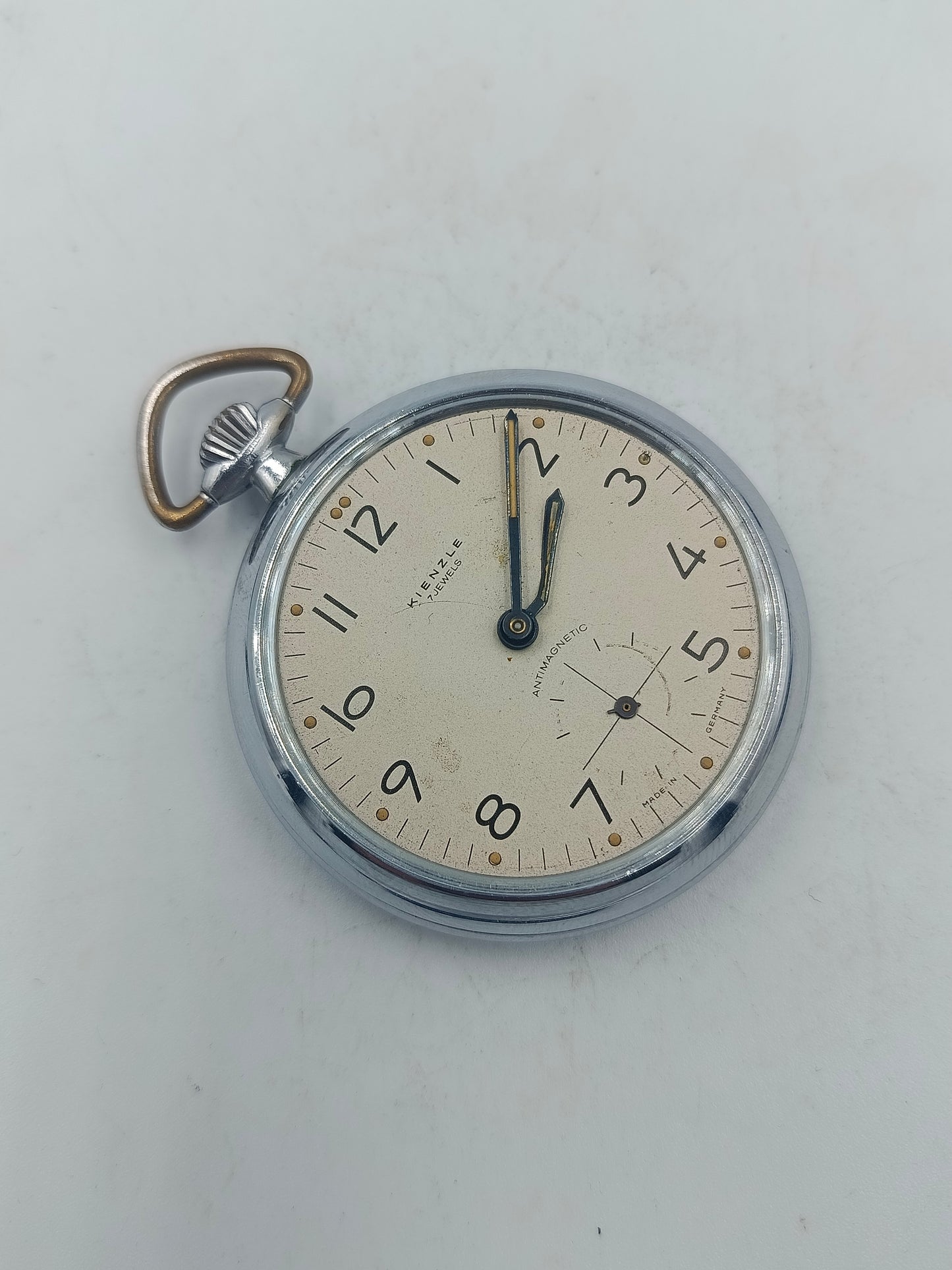 Runde mechanische Taschenuhr in Silberoptik mit klassischem Zifferblatt