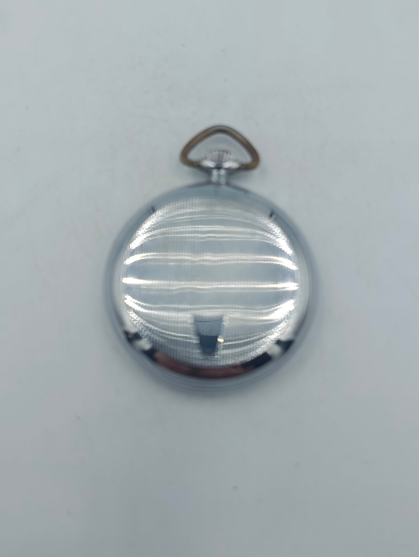 Runde mechanische Taschenuhr in Silberoptik mit klassischem Zifferblatt