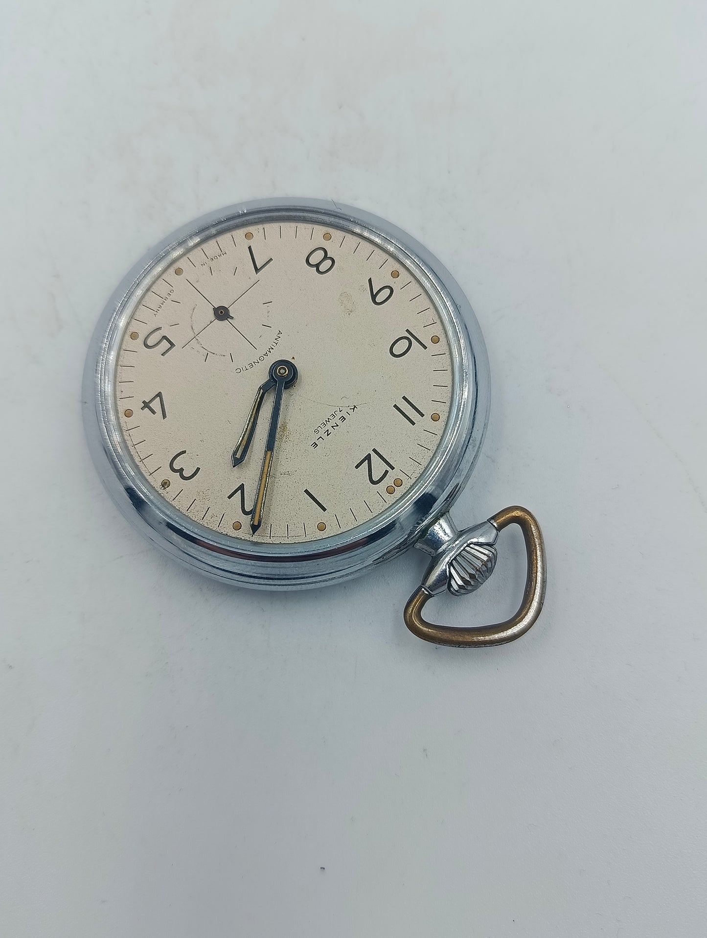 Runde mechanische Taschenuhr in Silberoptik mit klassischem Zifferblatt