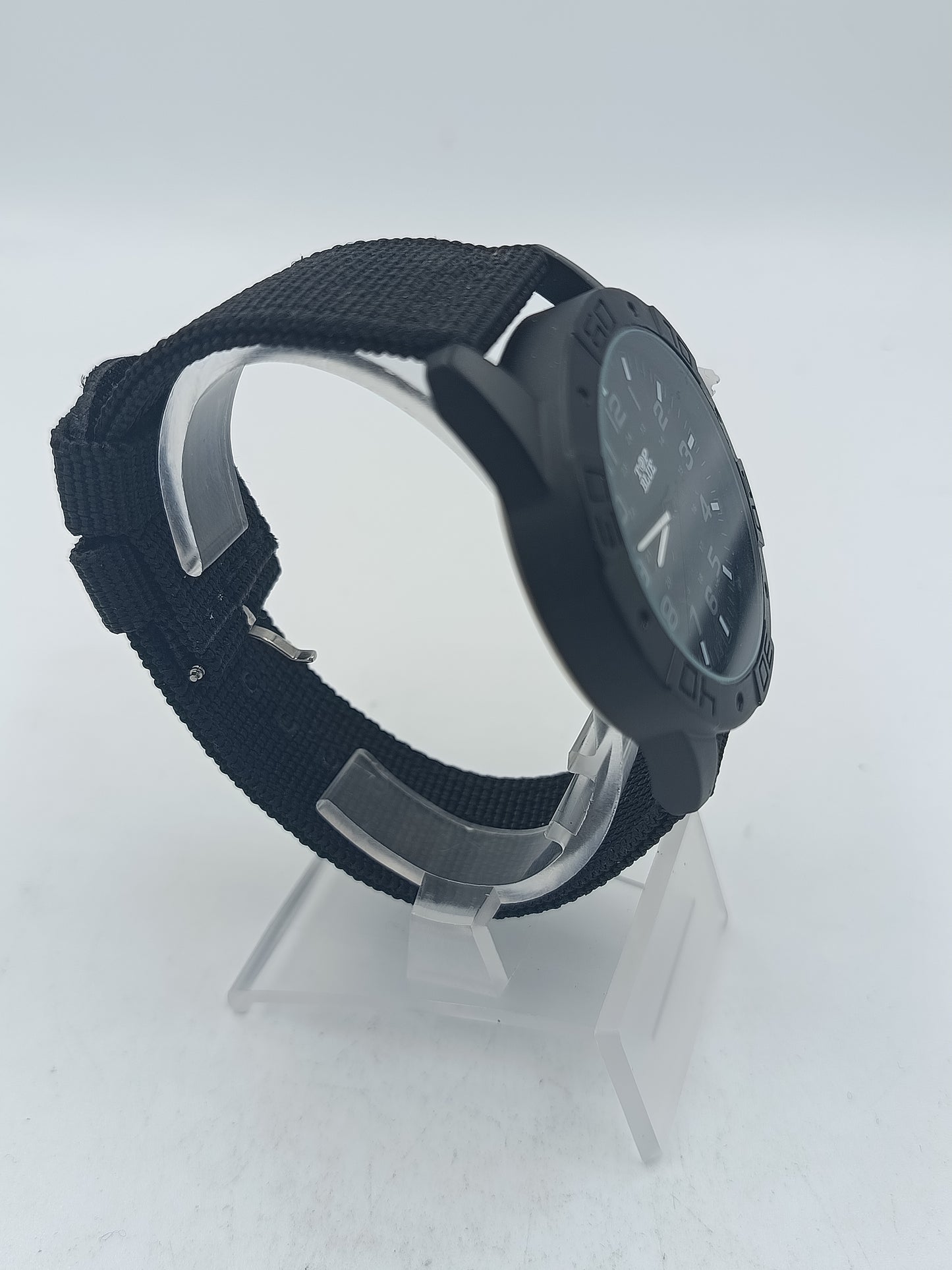 Analoge Armbanduhr Top Blue mit sportlichem schwarzem Design und Stoffarmband