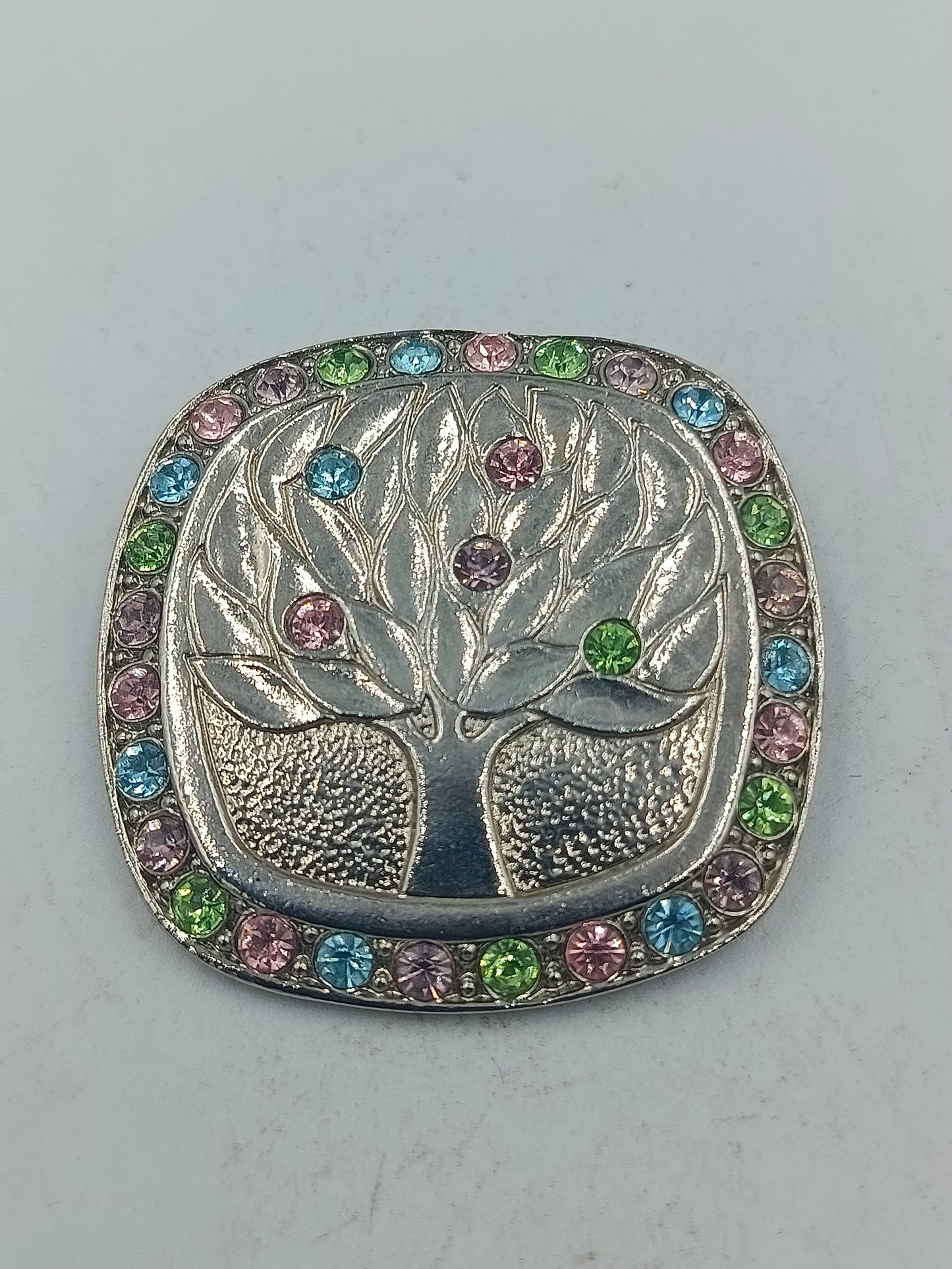 Kunstvolle Brosche Lebensbaum mit bunten Kristallsteinen und silberfarbener Oberfläche