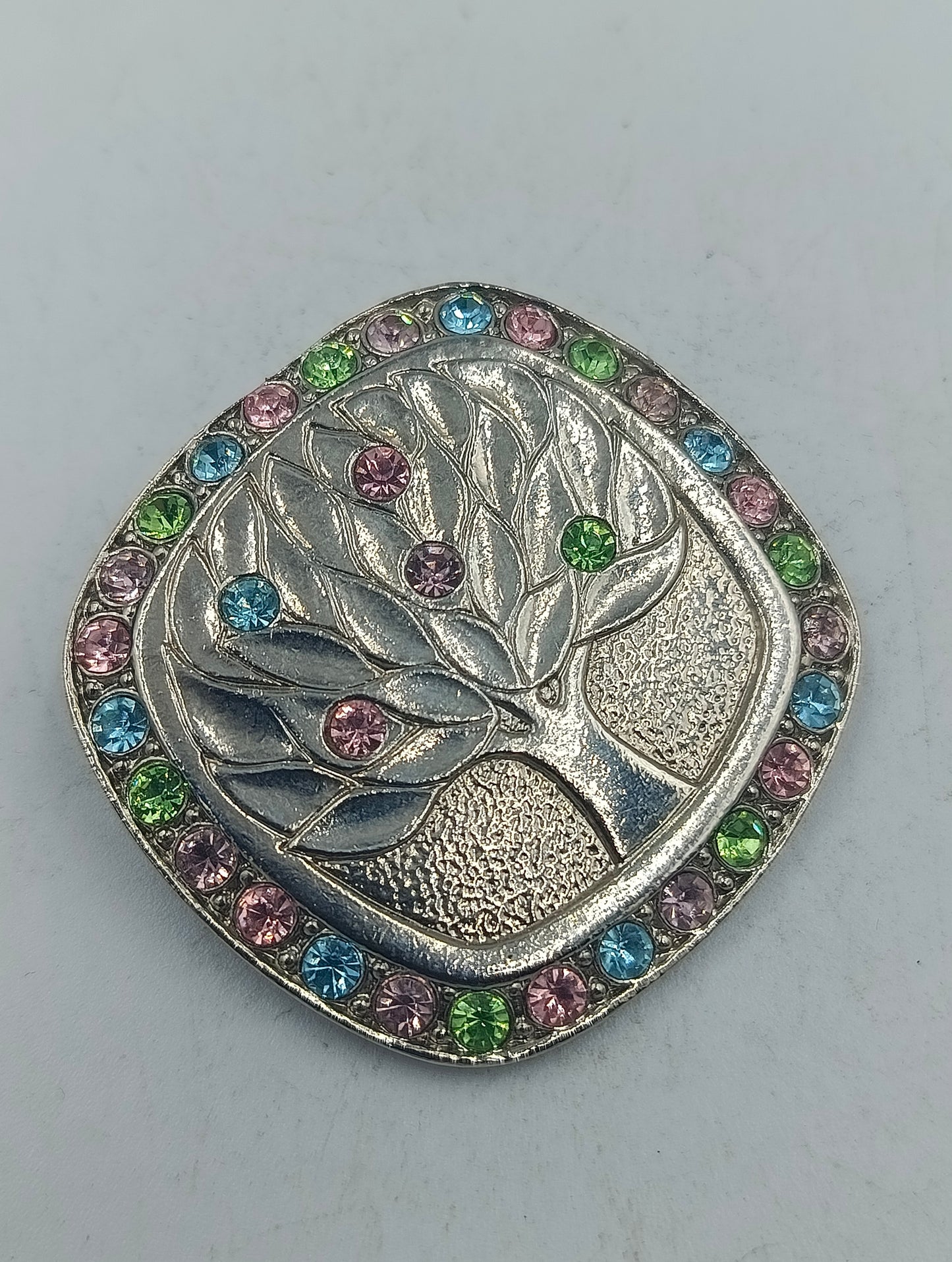 Kunstvolle Brosche Lebensbaum mit bunten Kristallsteinen und silberfarbener Oberfläche
