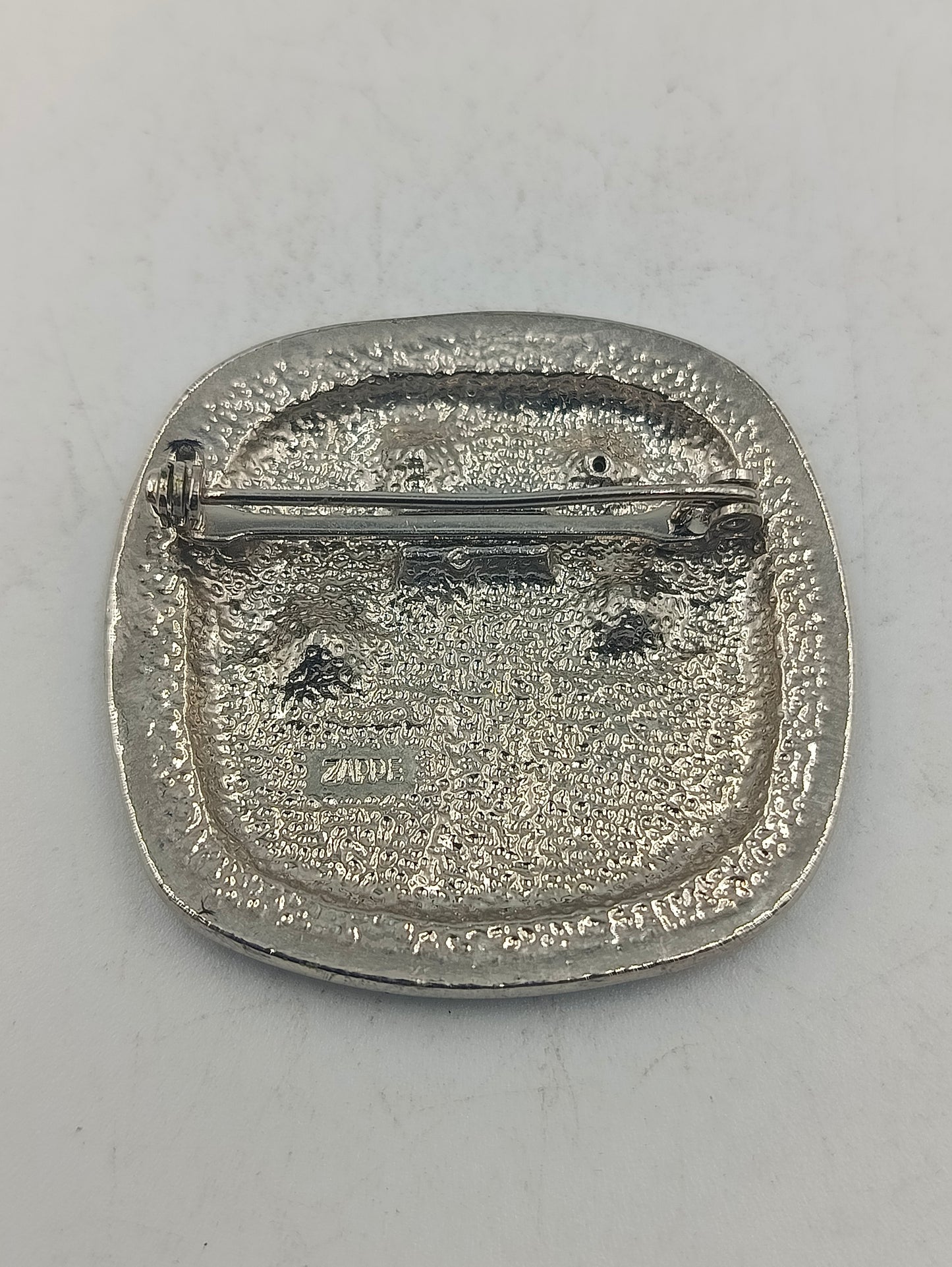 Kunstvolle Brosche Lebensbaum mit bunten Kristallsteinen und silberfarbener Oberfläche